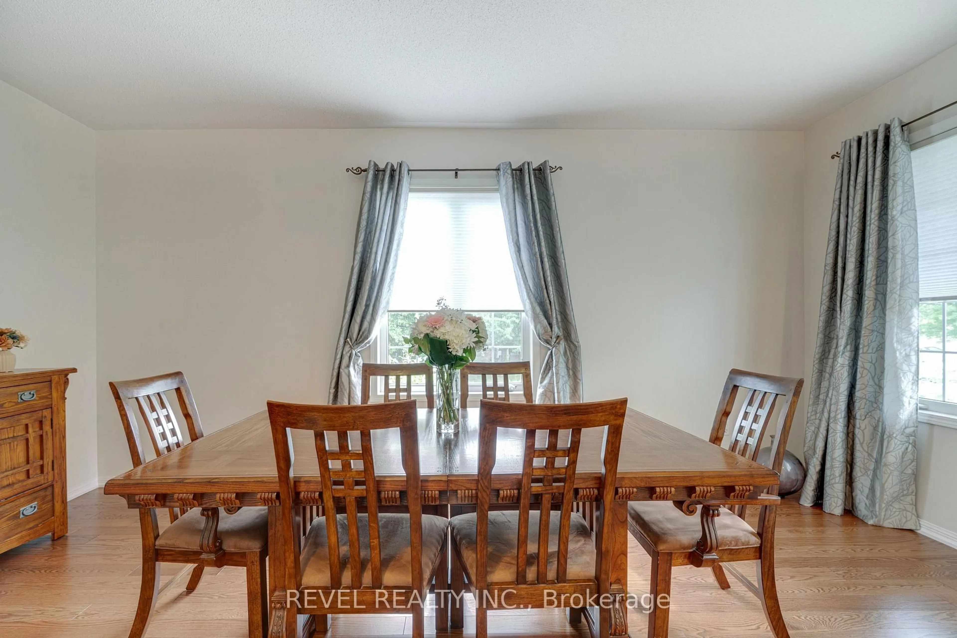 Dining room, wood/laminate floor for 71 Livingston Rd, Milton Ontario L9T 6B8