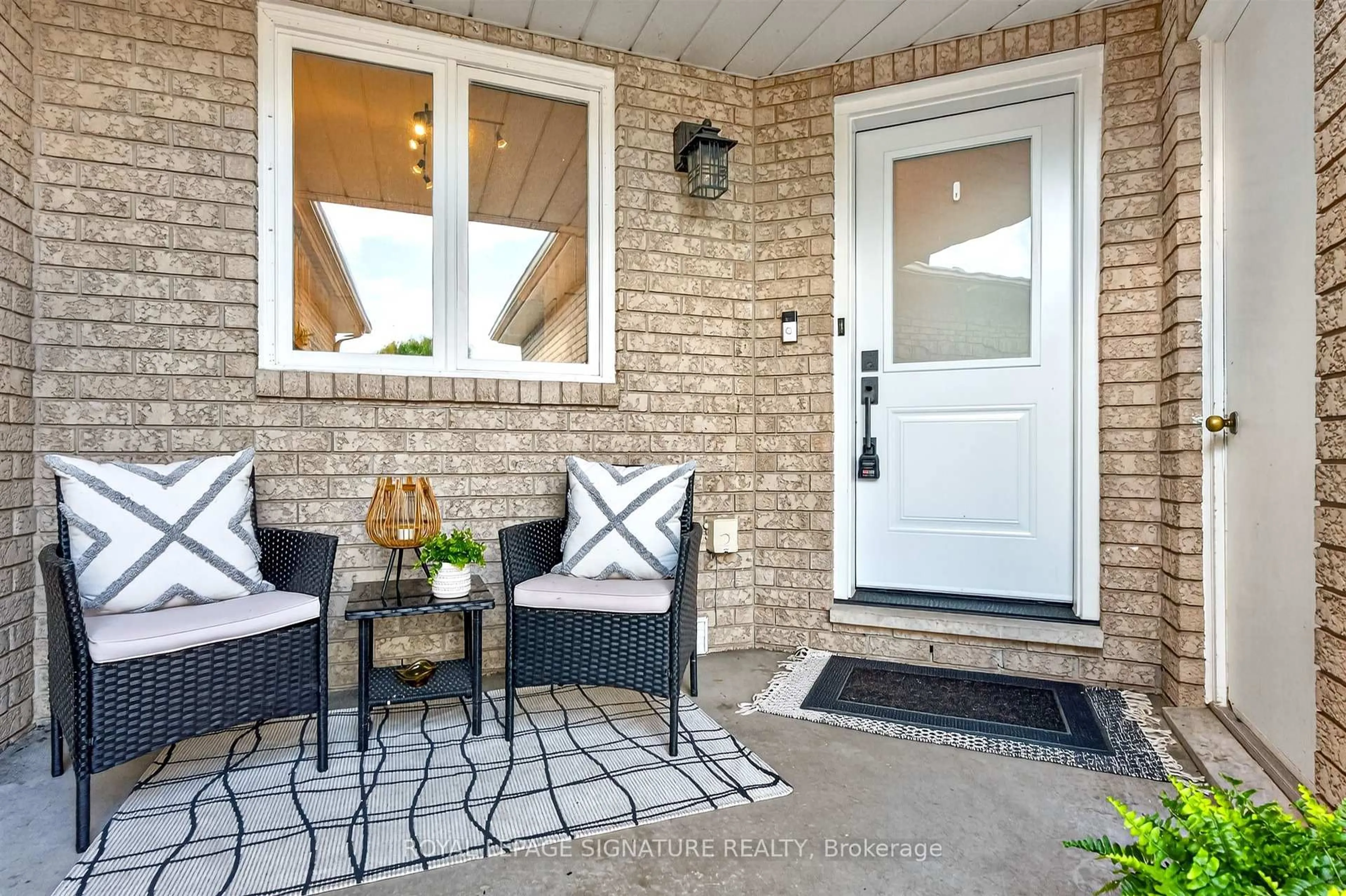 Indoor entryway for 1373 Treeland St, Burlington Ontario L7R 4P4