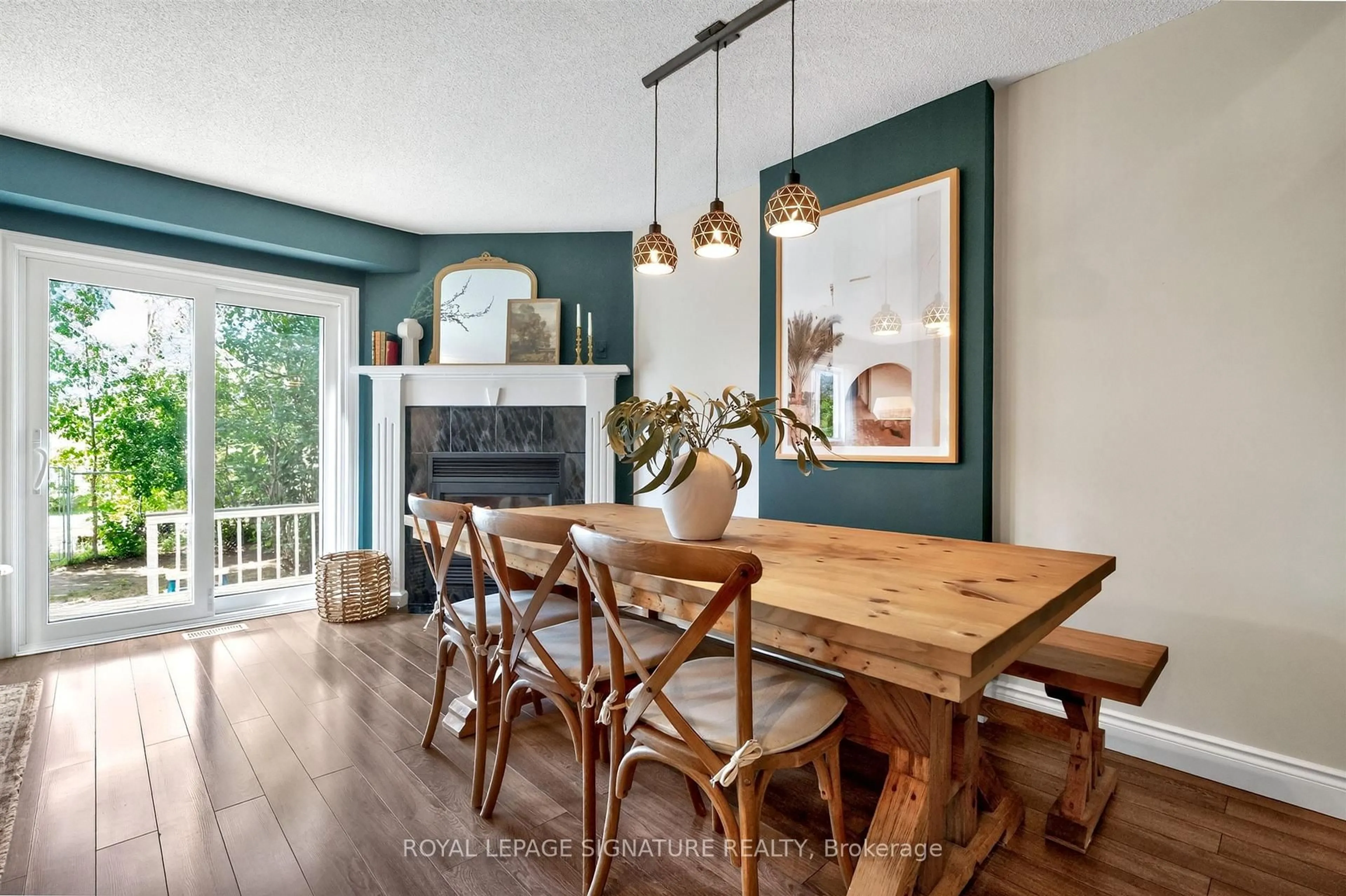Dining room, wood/laminate floor for 1373 Treeland St, Burlington Ontario L7R 4P4