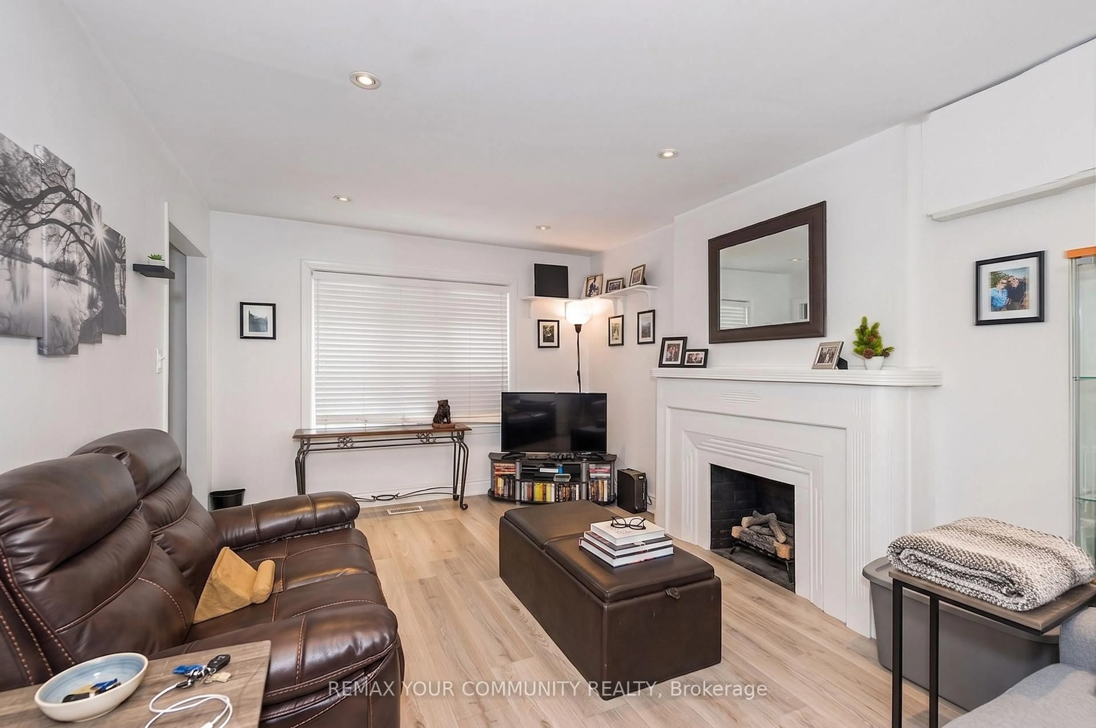 Living room with furniture, wood/laminate floor for 73 Struthers St, Toronto Ontario M8V 1Y2
