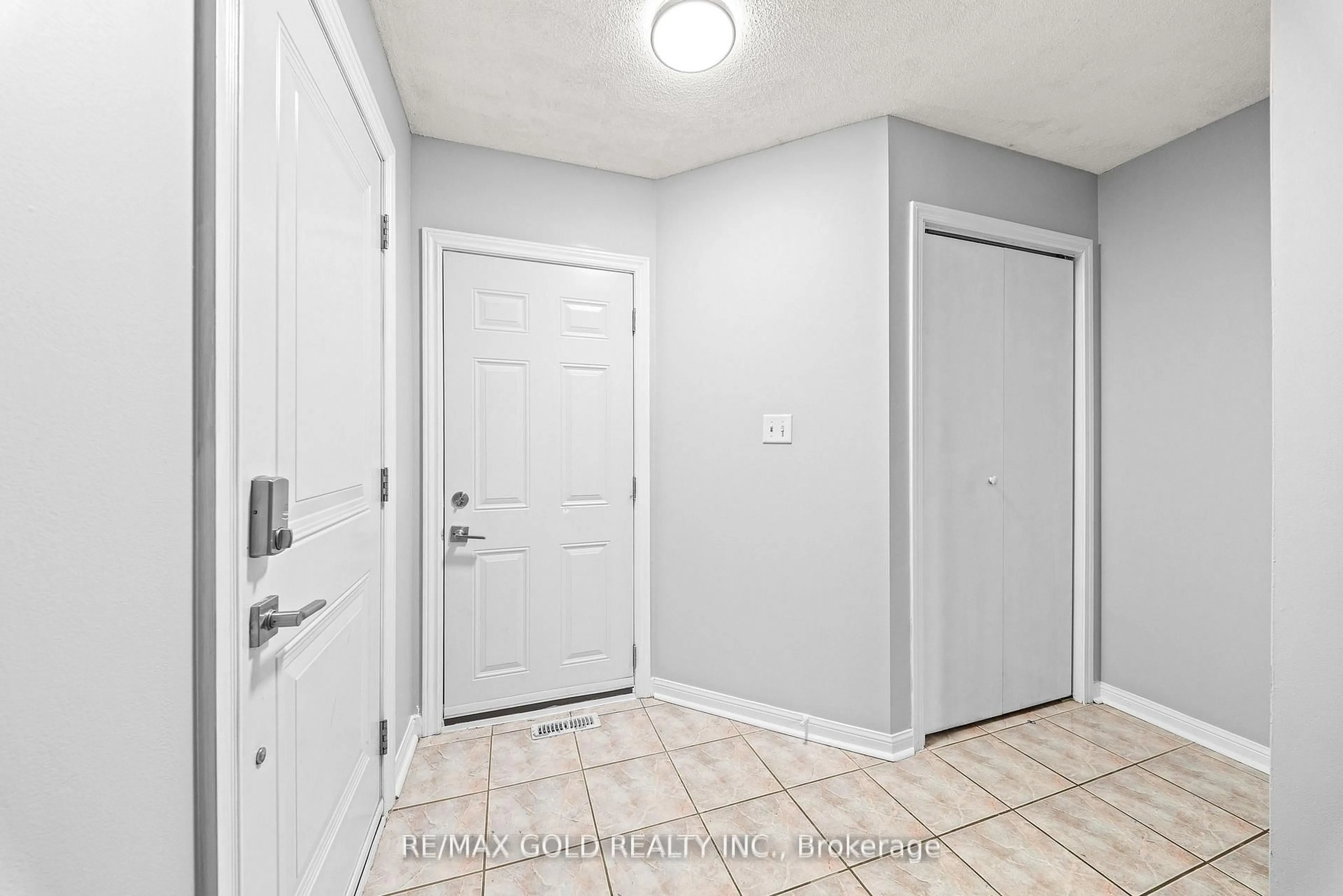 Indoor entryway for 92 Dandelion Rd, Brampton Ontario L6R 1Y1