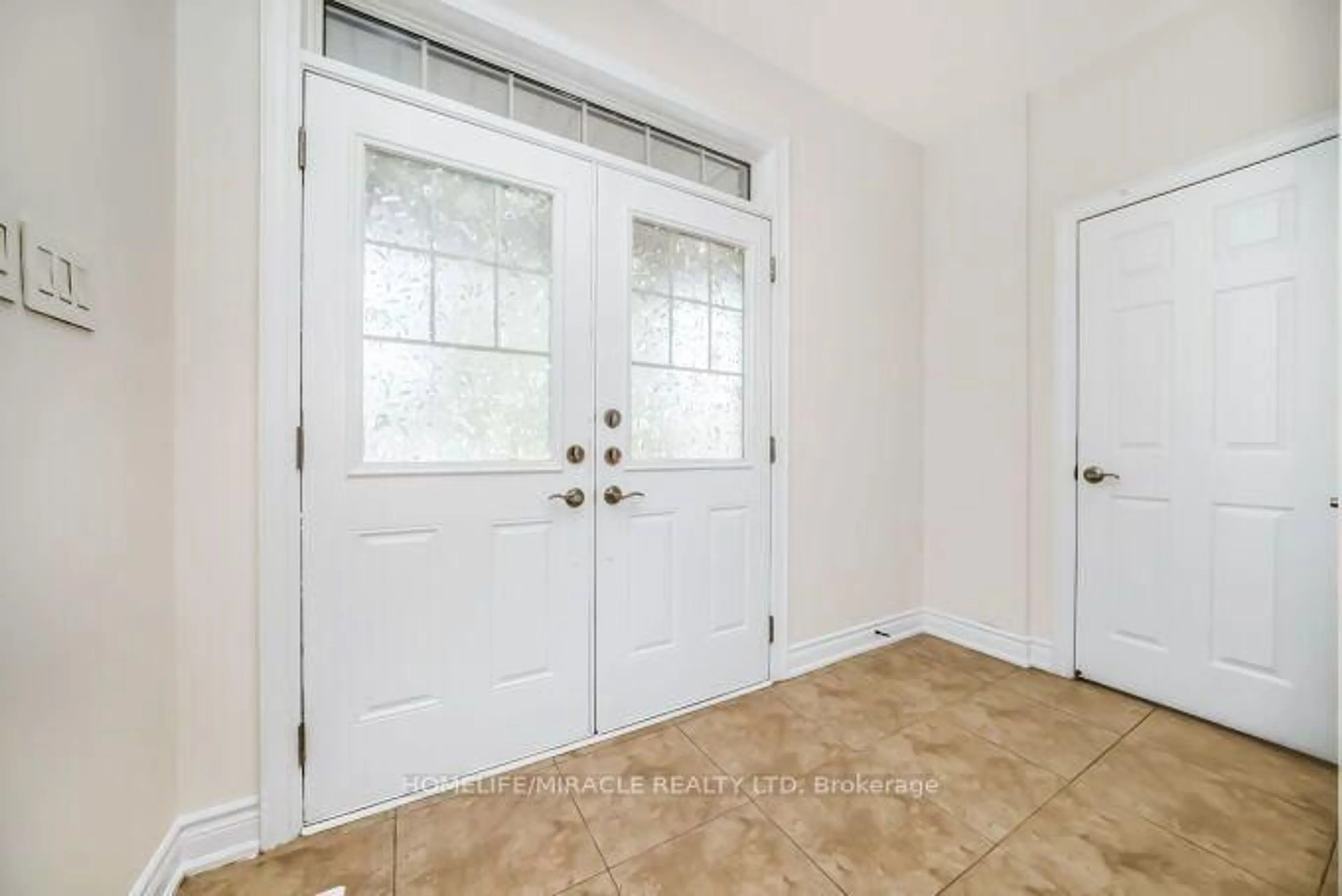 Indoor entryway for 14 Bonnie Braes Dr, Brampton Ontario L6Y 0X4