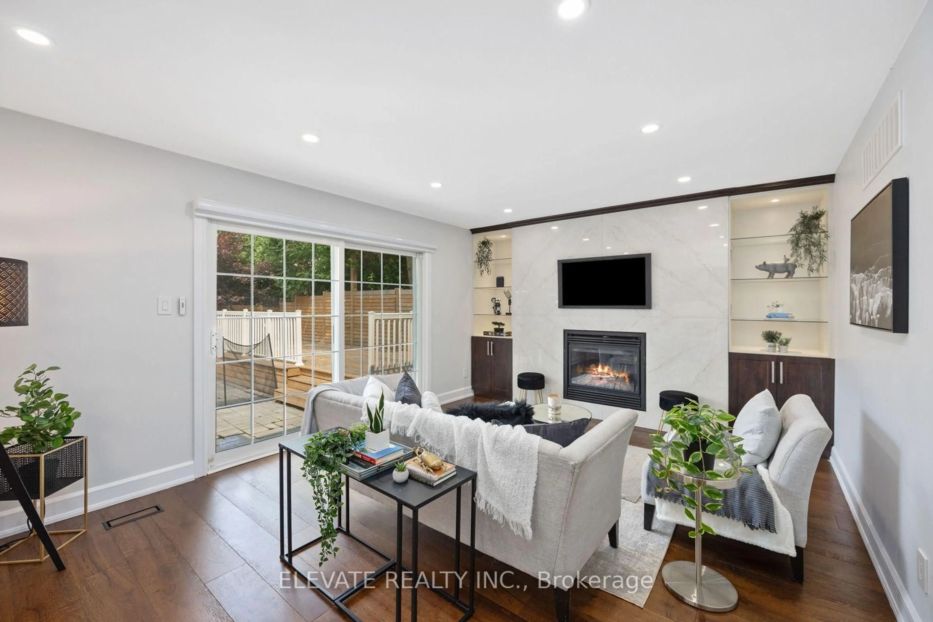 Living room with furniture, unknown for 2059 Shawanaga Tr, Mississauga Ontario L5H 3Z3