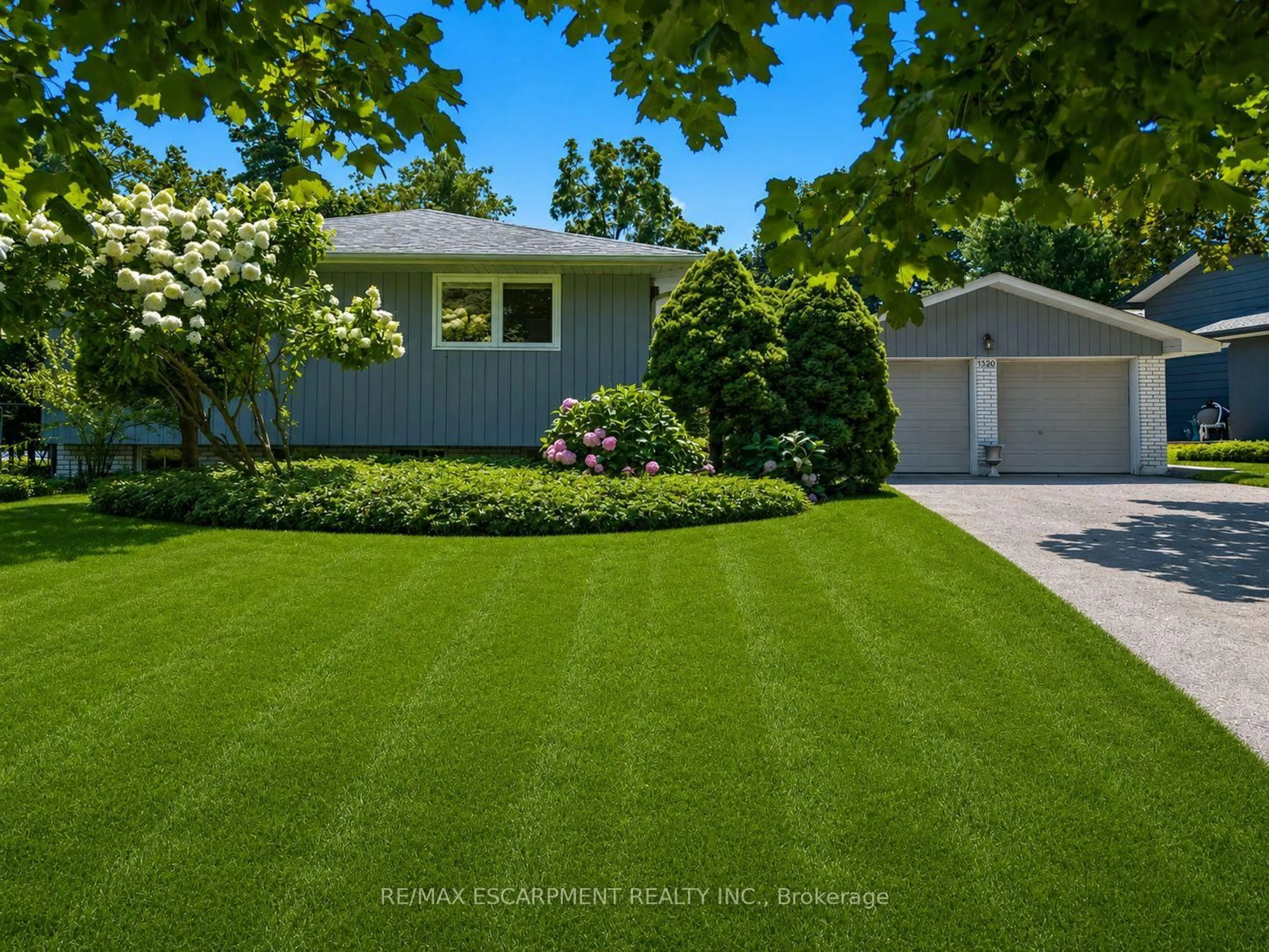 Home with vinyl exterior material, street for 1320 Gatehouse Dr, Mississauga Ontario L5H 1A5