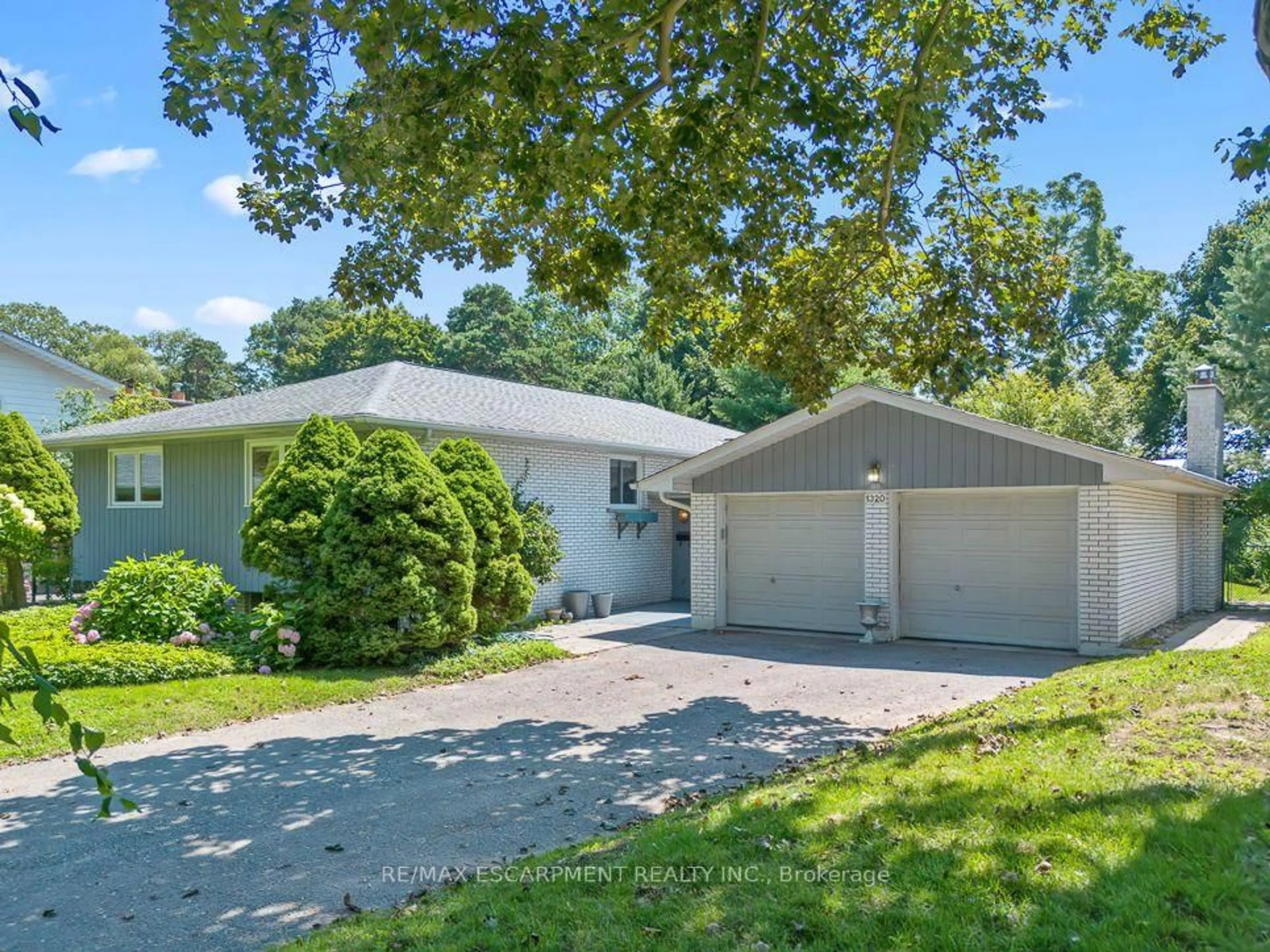 Home with vinyl exterior material, street for 1320 Gatehouse Dr, Mississauga Ontario L5H 1A5