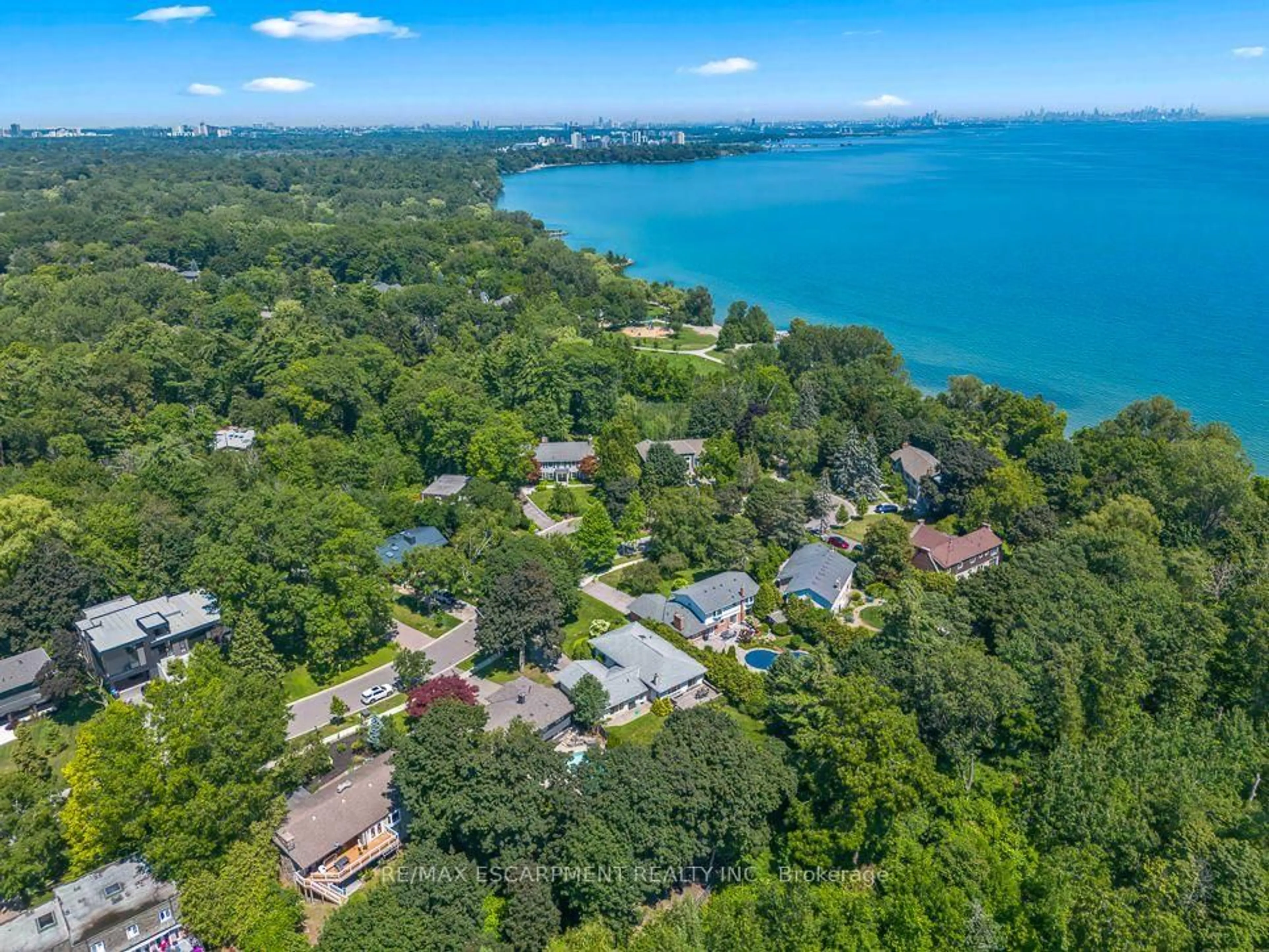 A pic from outside/outdoor area/front of a property/back of a property/a pic from drone, water/lake/river/ocean view for 1320 Gatehouse Dr, Mississauga Ontario L5H 1A5