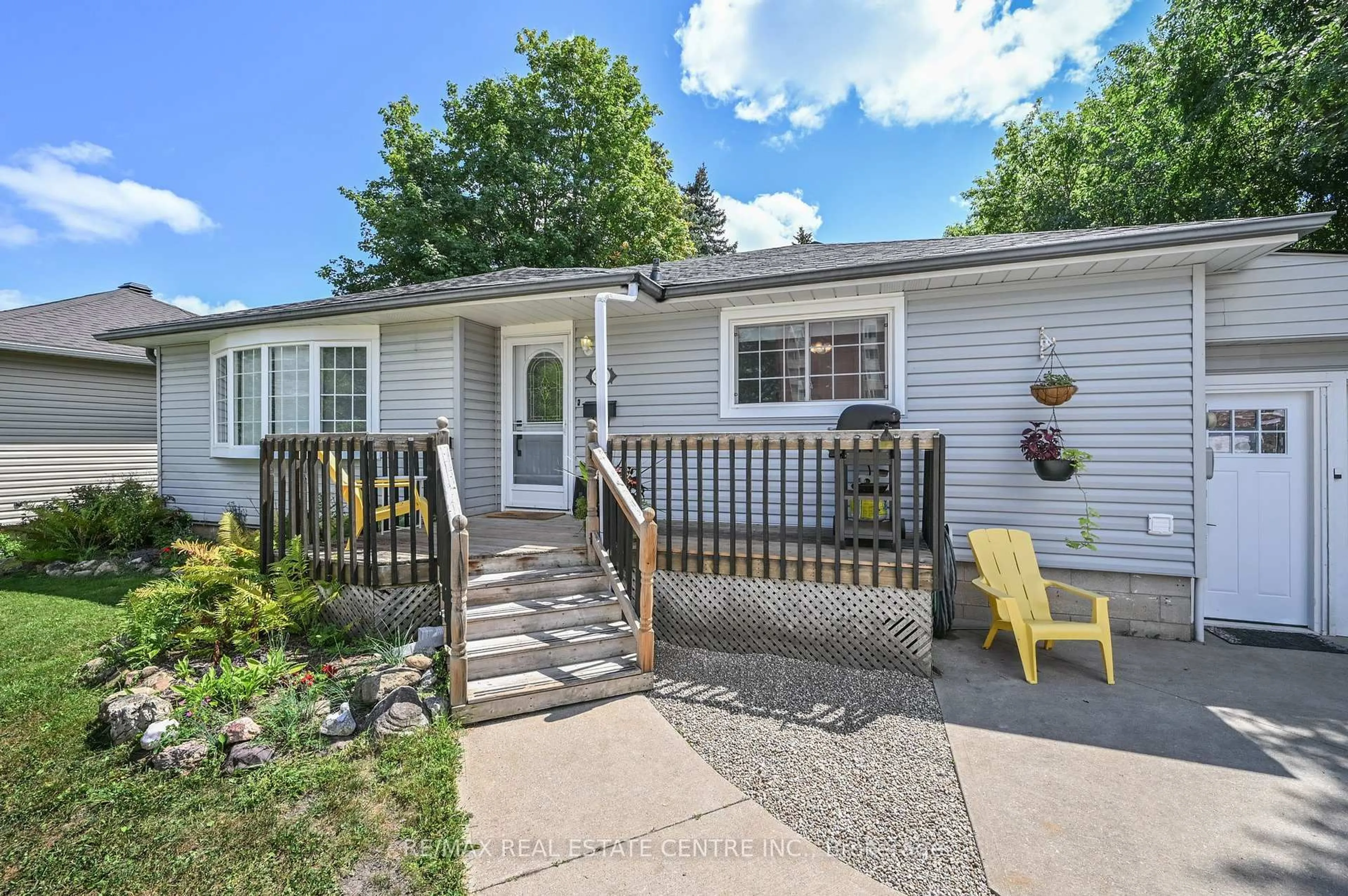 Home with vinyl exterior material, street for 110 John St, Halton Hills Ontario L7G 4T5