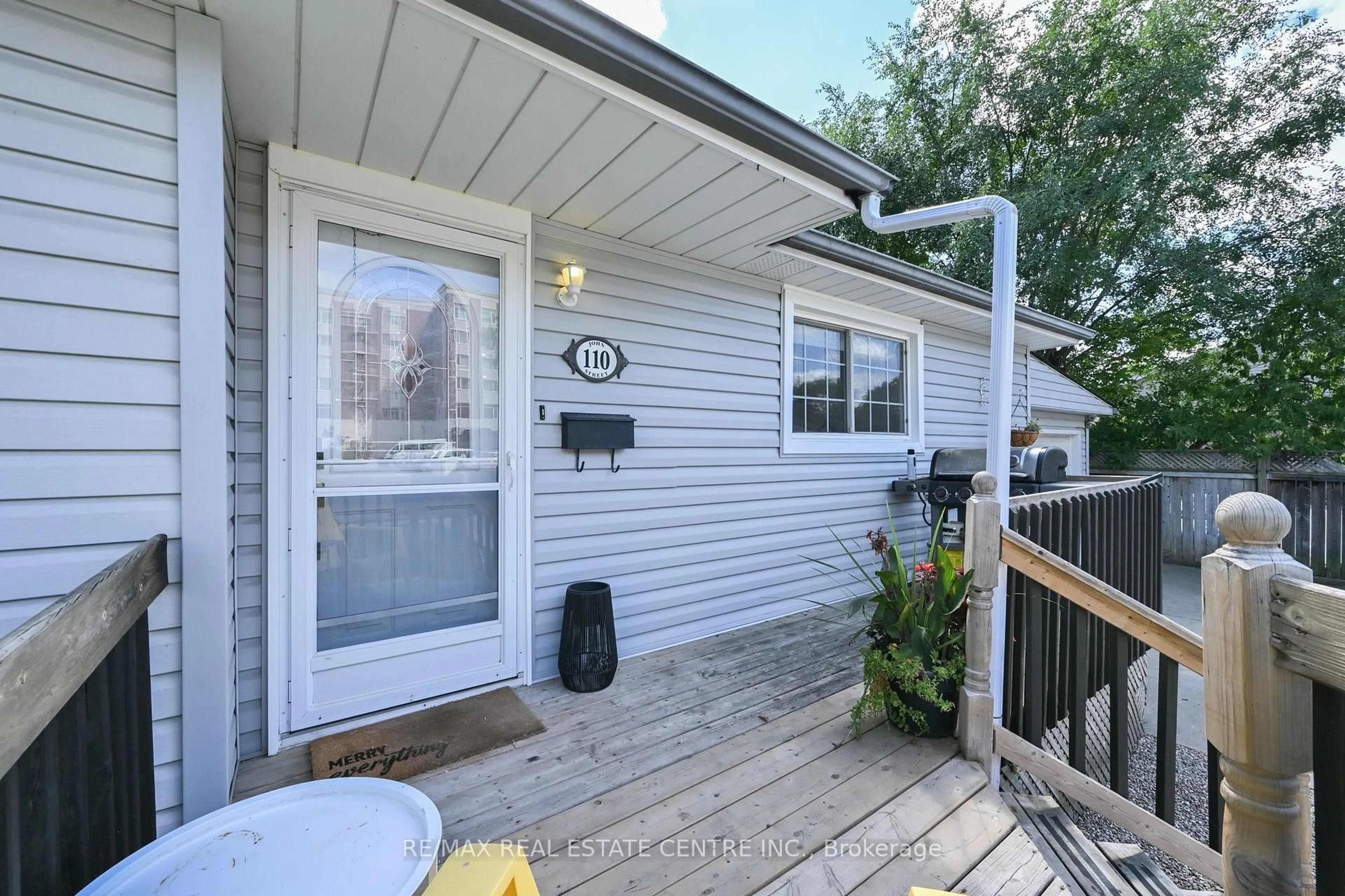 Patio, street for 110 John St, Halton Hills Ontario L7G 4T5
