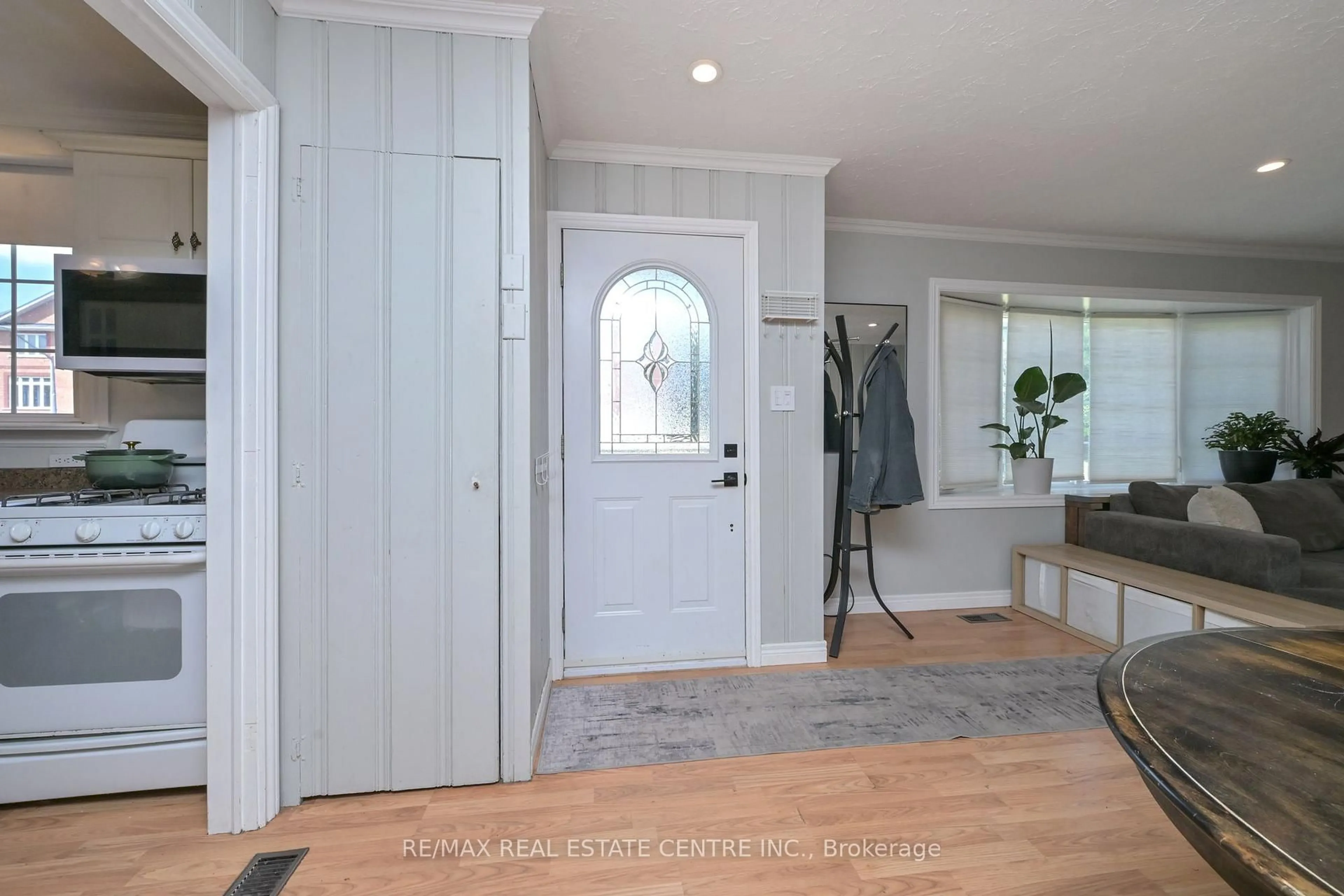 Indoor entryway for 110 John St, Halton Hills Ontario L7G 4T5