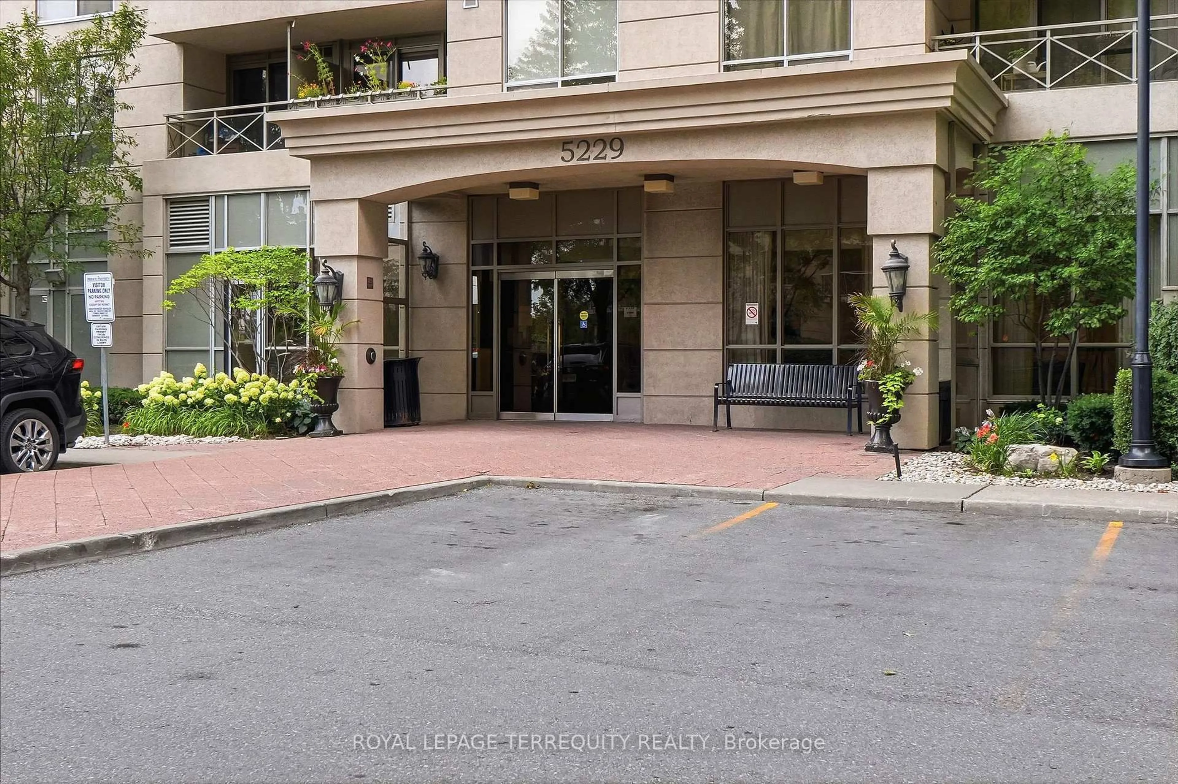 Indoor foyer for 5229 Dundas St #405, Toronto Ontario M9B 6L9
