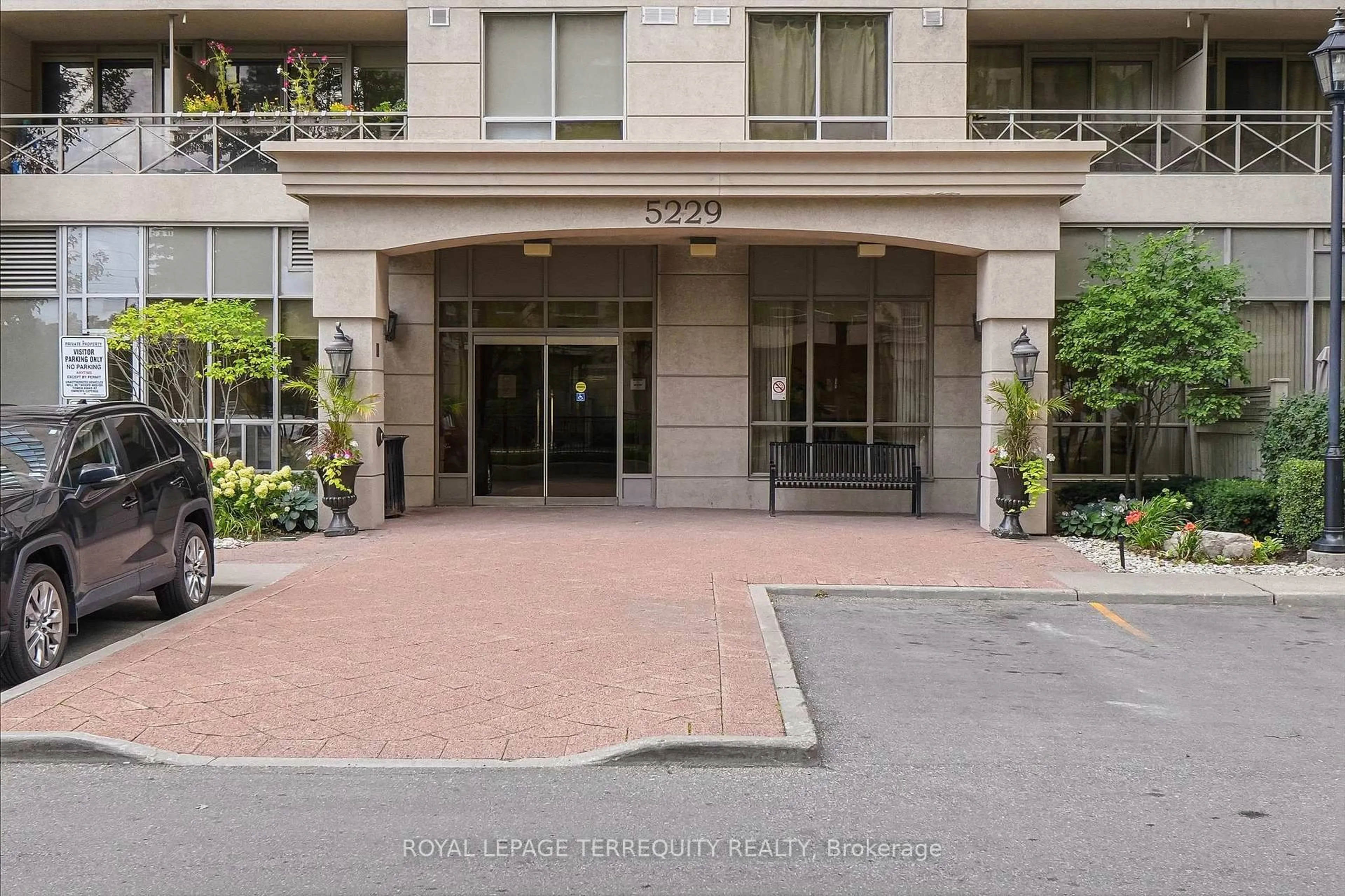 Indoor foyer for 5229 Dundas St #405, Toronto Ontario M9B 6L9
