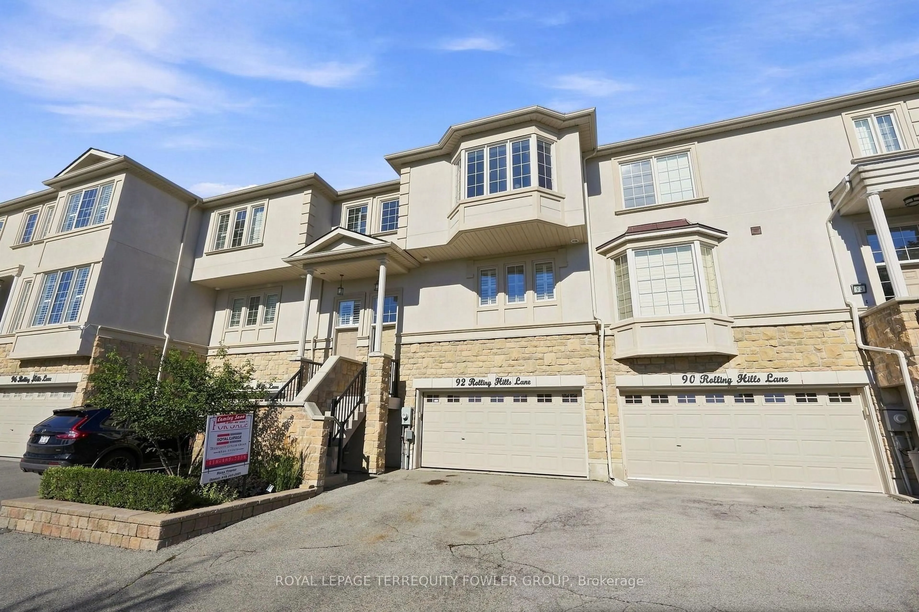 A pic from outside/outdoor area/front of a property/back of a property/a pic from drone, street for 92 Rolling Hills Lane, Caledon Ontario L7E 4E1