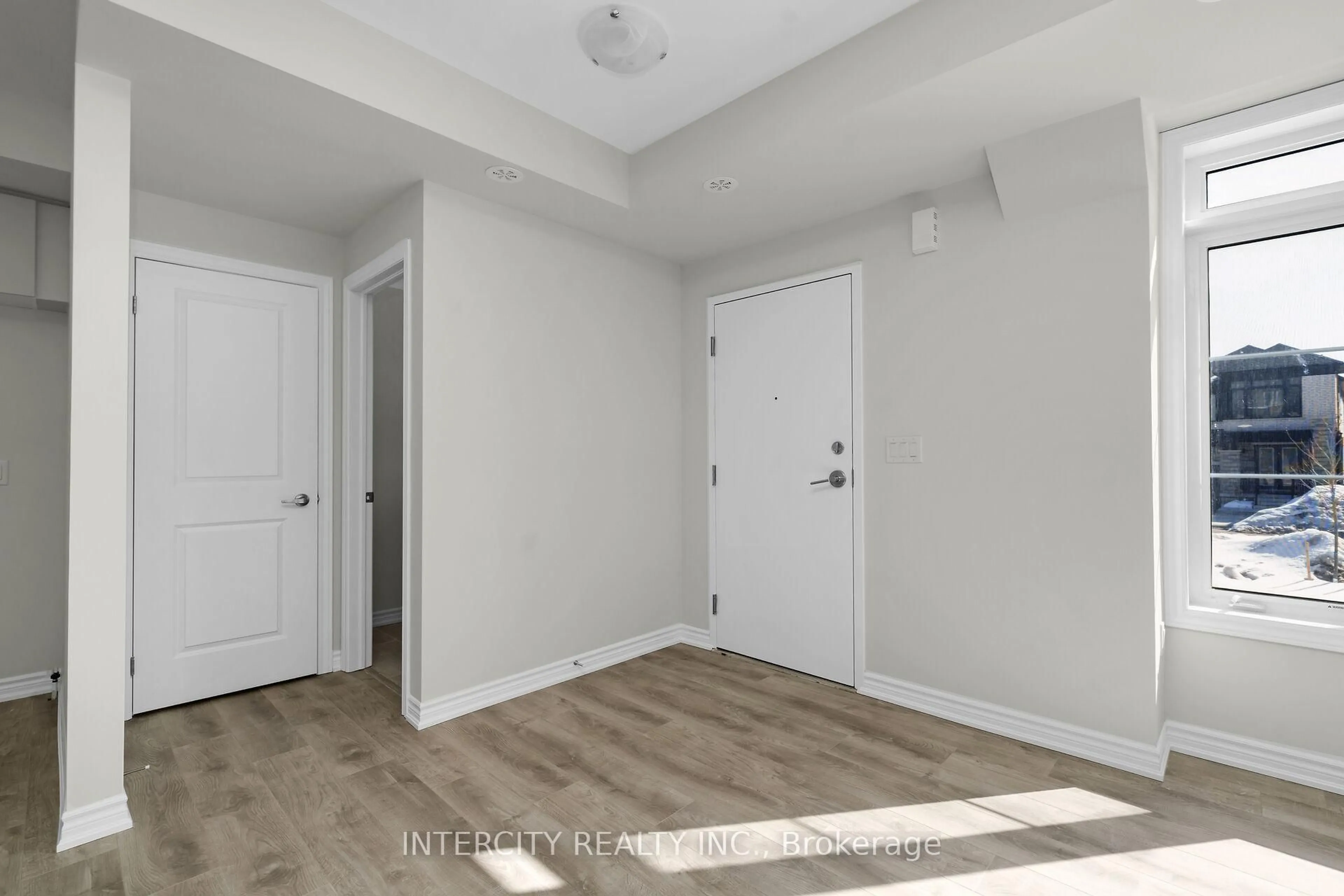 Indoor entryway for 11 Vibrant Way #40F, Caledon Ontario L7C 1Z9