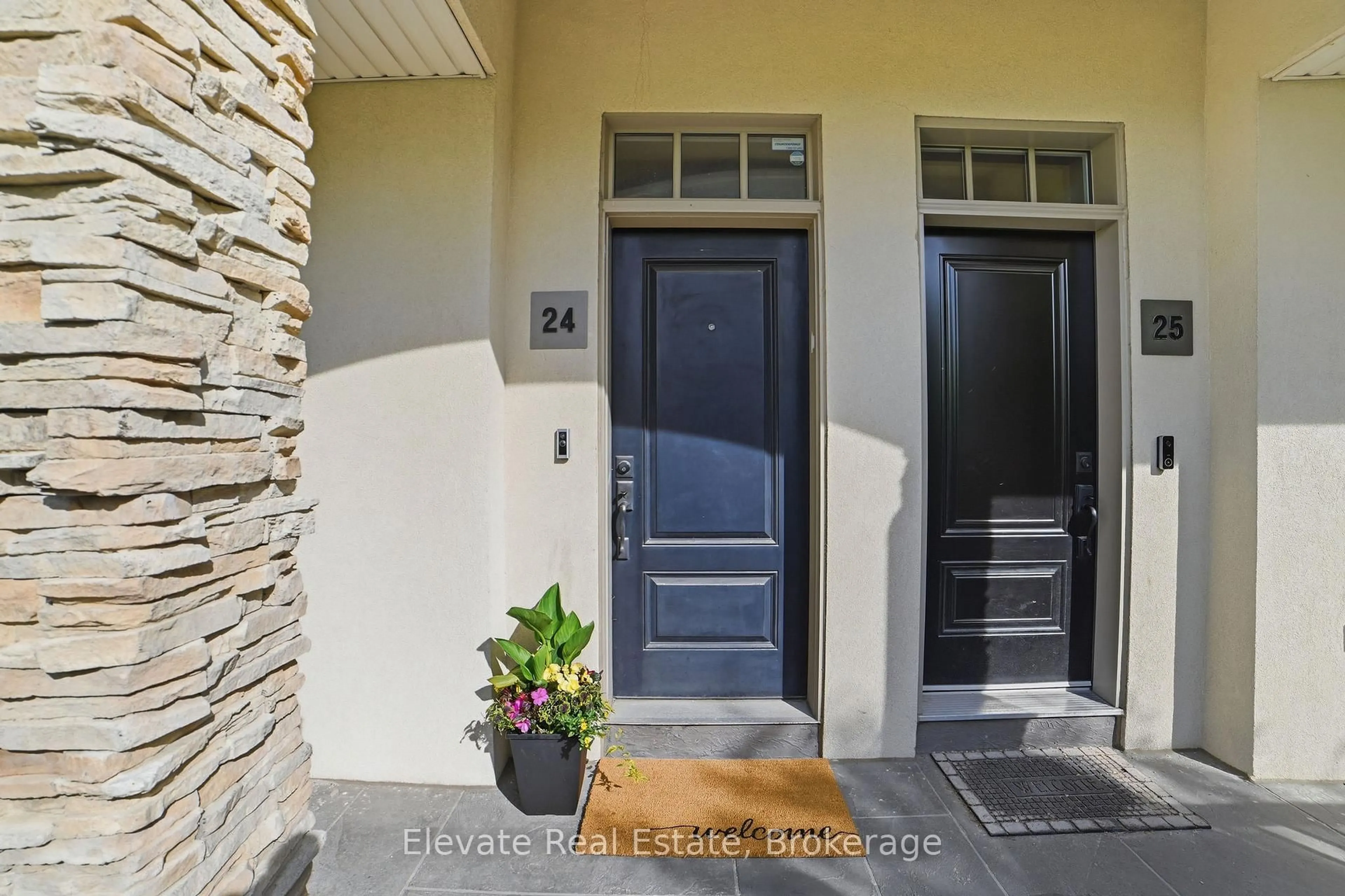 Indoor entryway for 3083 Cawthra Rd #24, Mississauga Ontario L4Y 3Y5