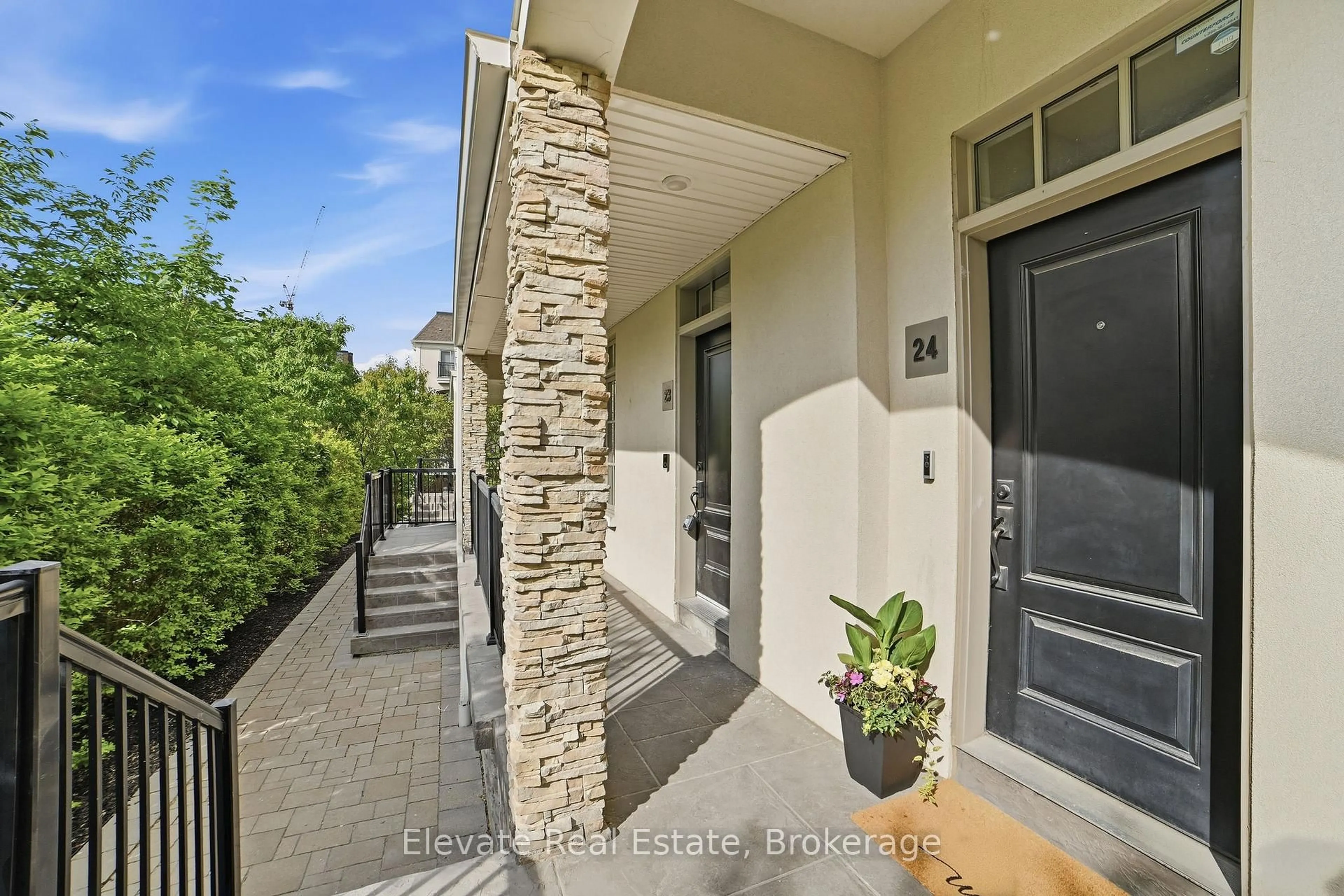 Indoor entryway for 3083 Cawthra Rd #24, Mississauga Ontario L4Y 3Y5
