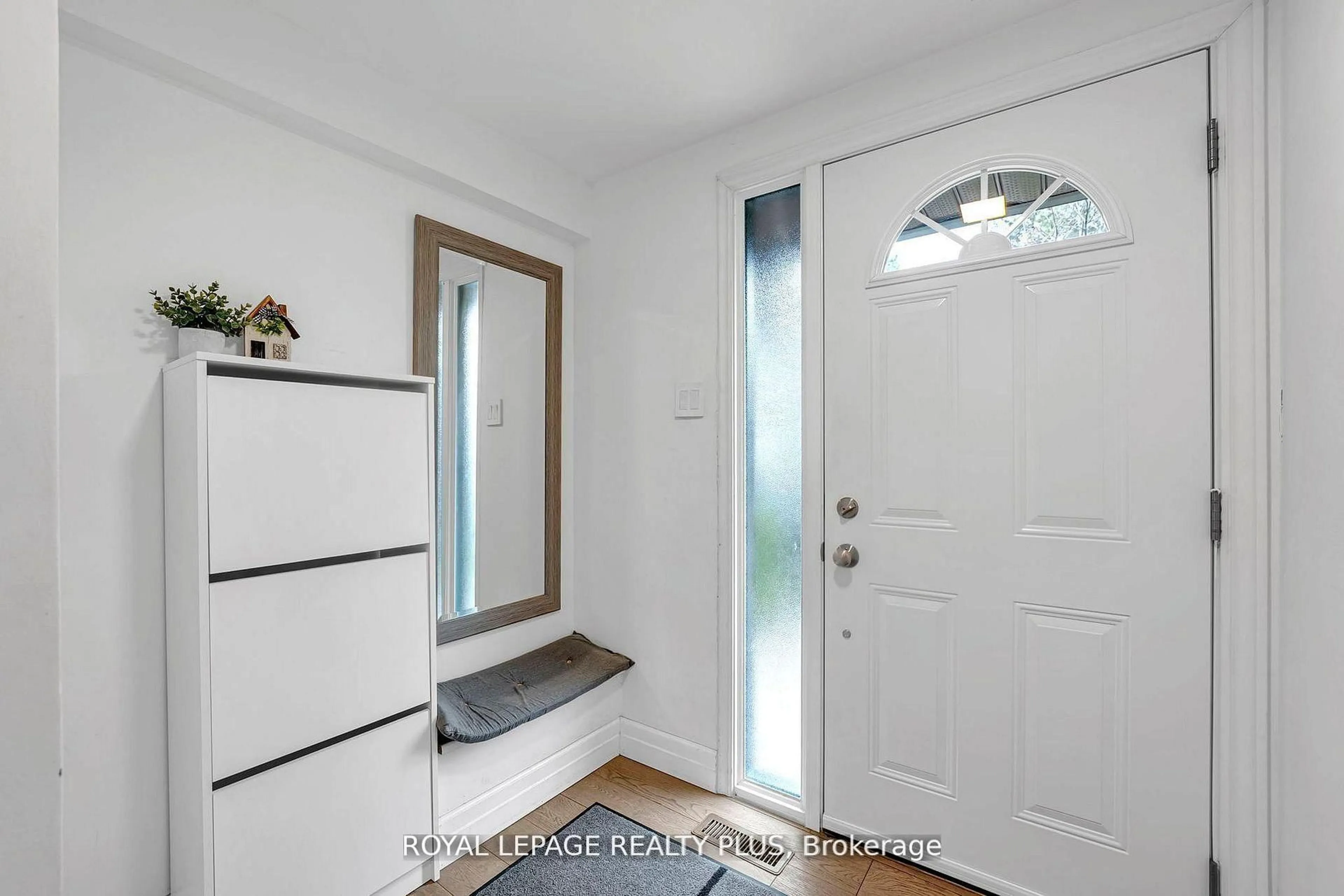 Indoor entryway for 1755 Rathburn Rd #20, Mississauga Ontario L4E 2M8