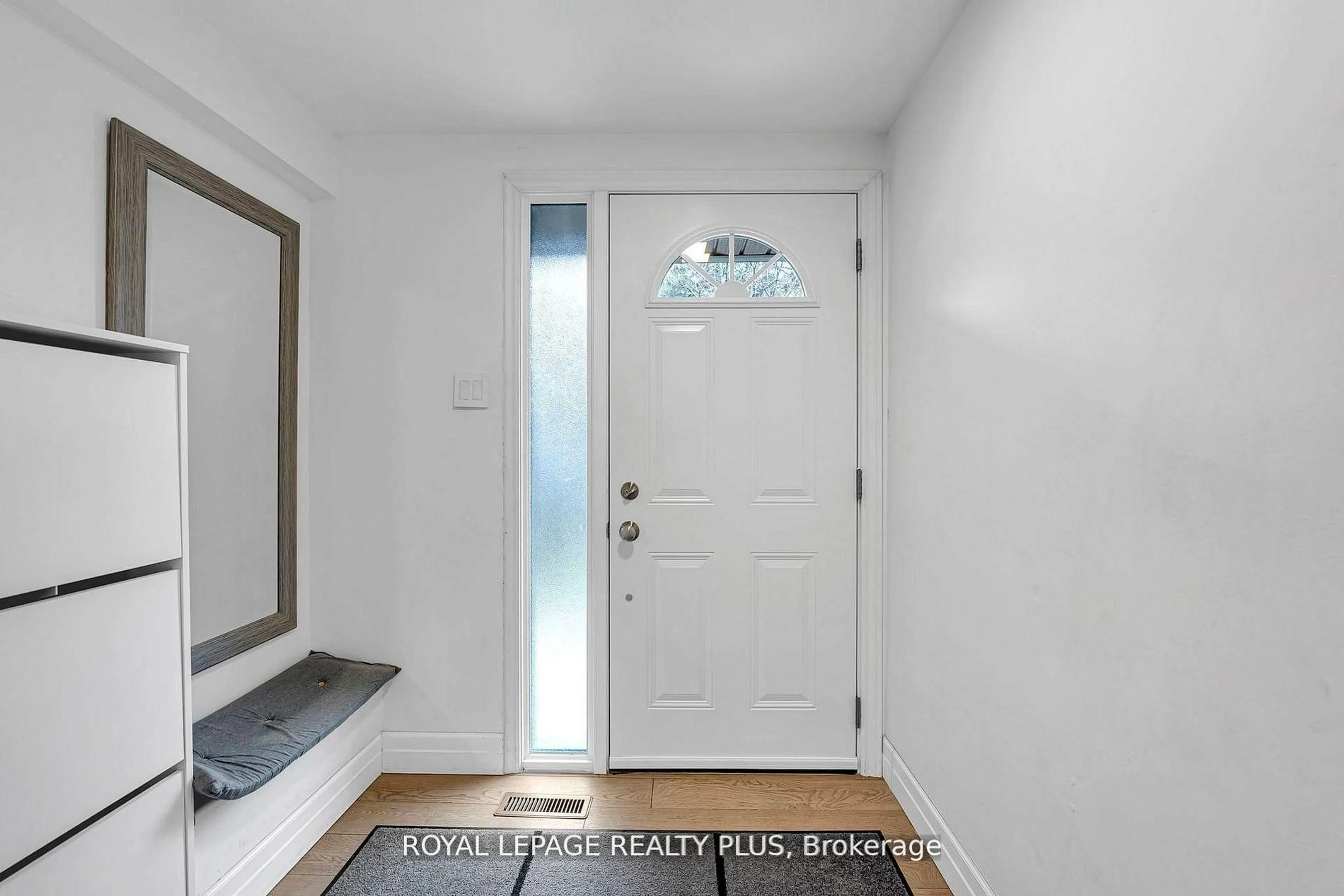Indoor entryway for 1755 Rathburn Rd #20, Mississauga Ontario L4E 2M8