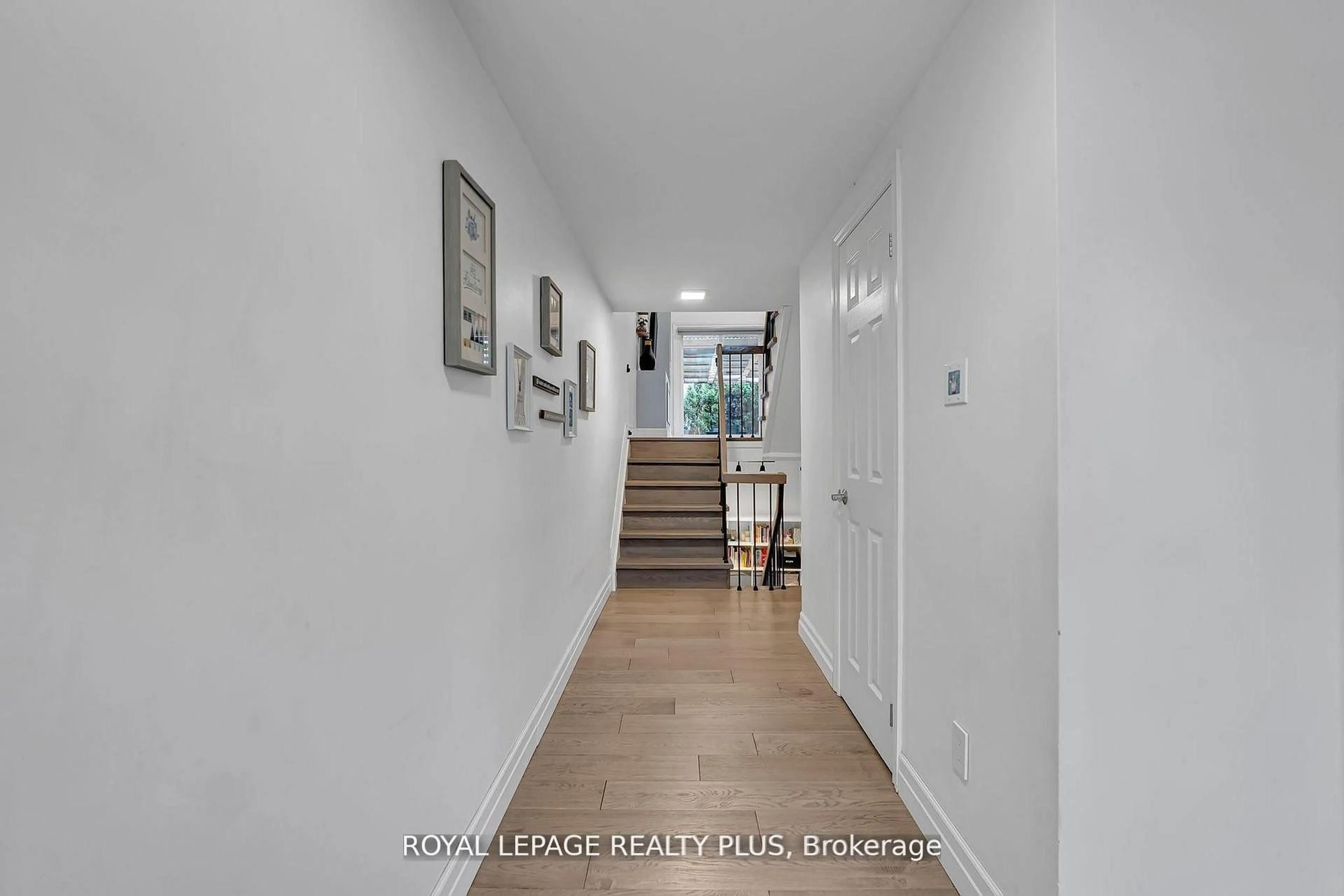 Indoor entryway for 1755 Rathburn Rd #20, Mississauga Ontario L4E 2M8