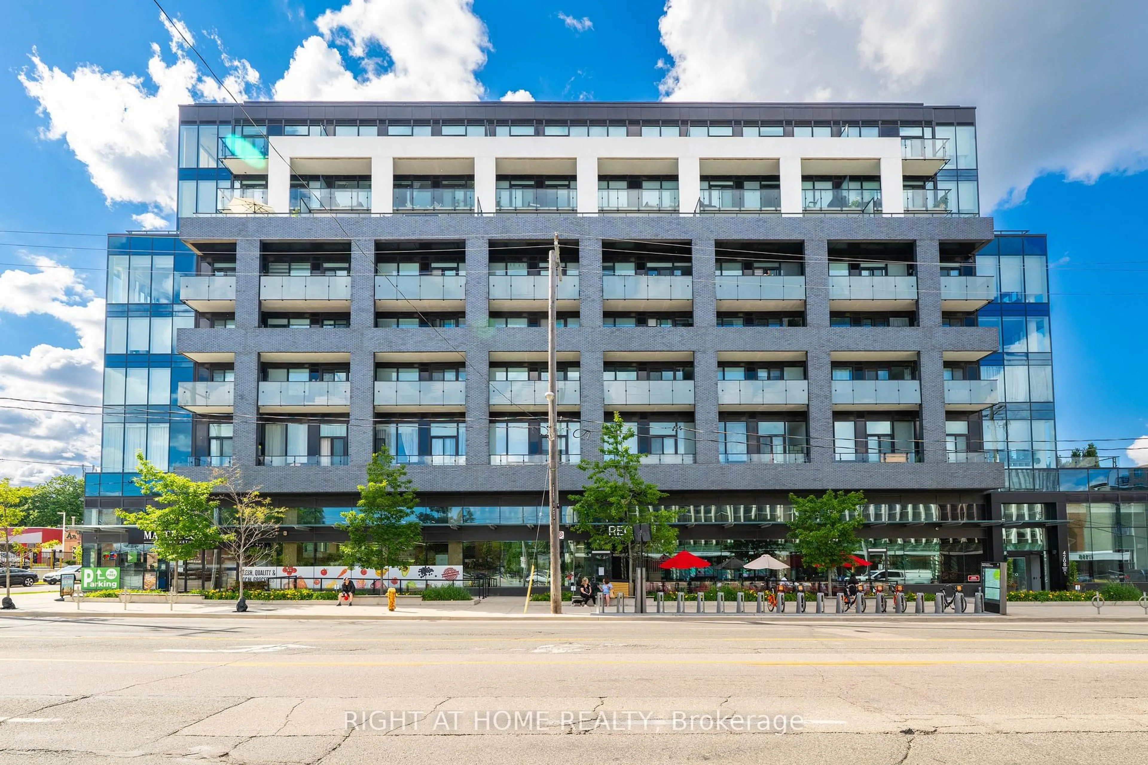 Patio, building for 4208 Dundas St #414, Toronto Ontario M8X 1Y6