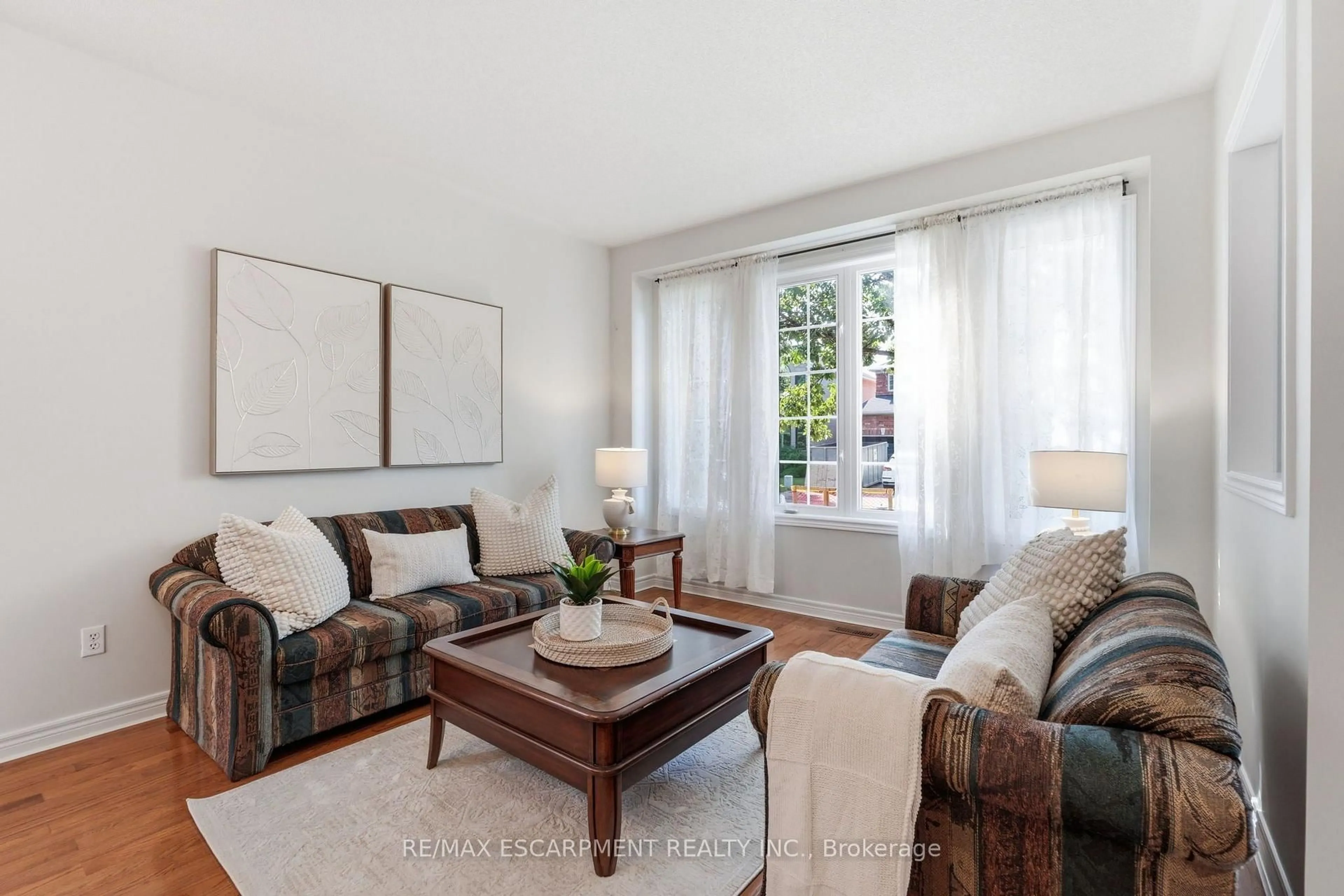Living room with furniture, unknown for 2241 Glazebrook Circ, Oakville Ontario L6M 5B5