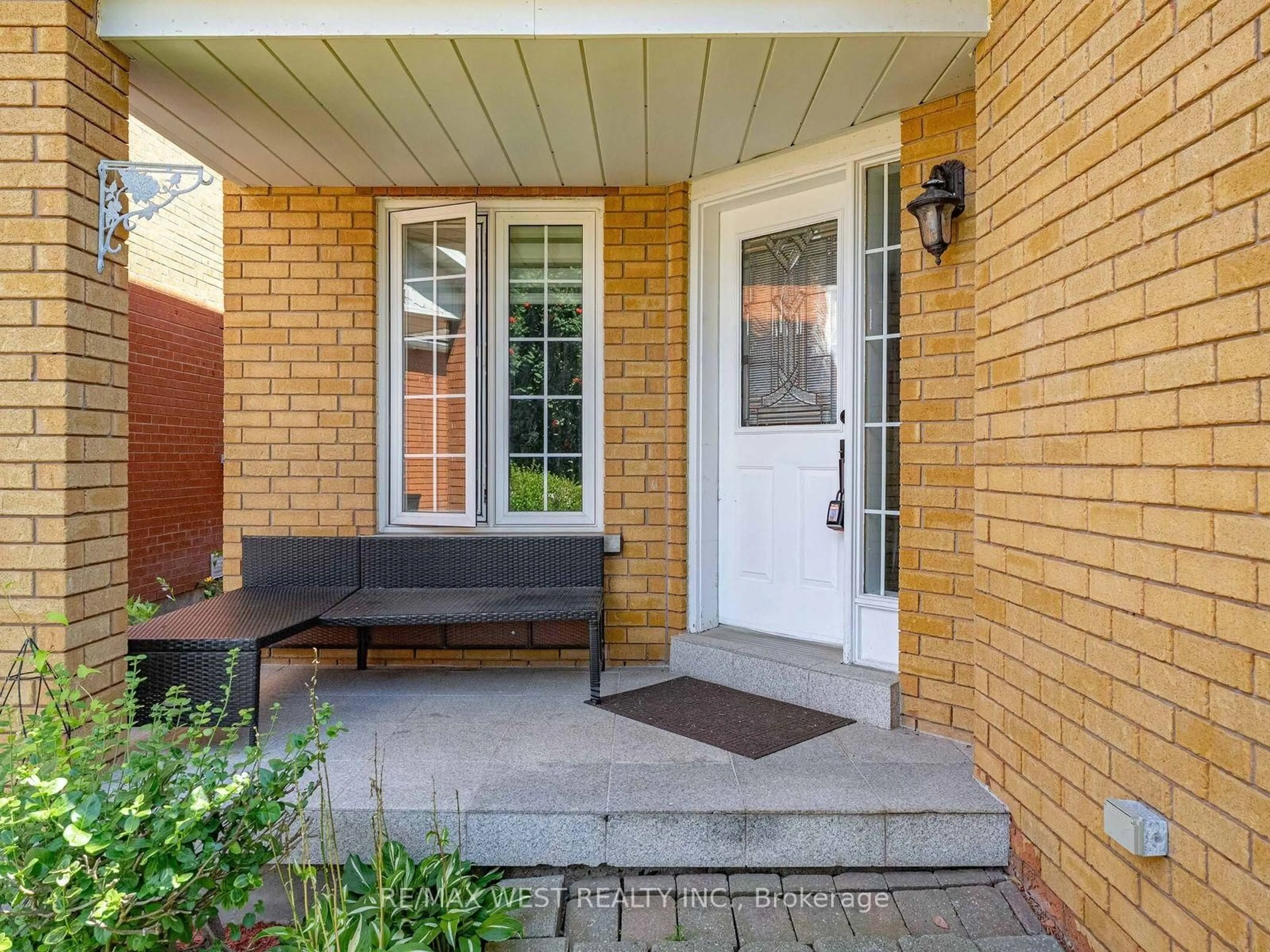 Indoor entryway for 112 Jordan Dr, Orangeville Ontario L9W 4W7