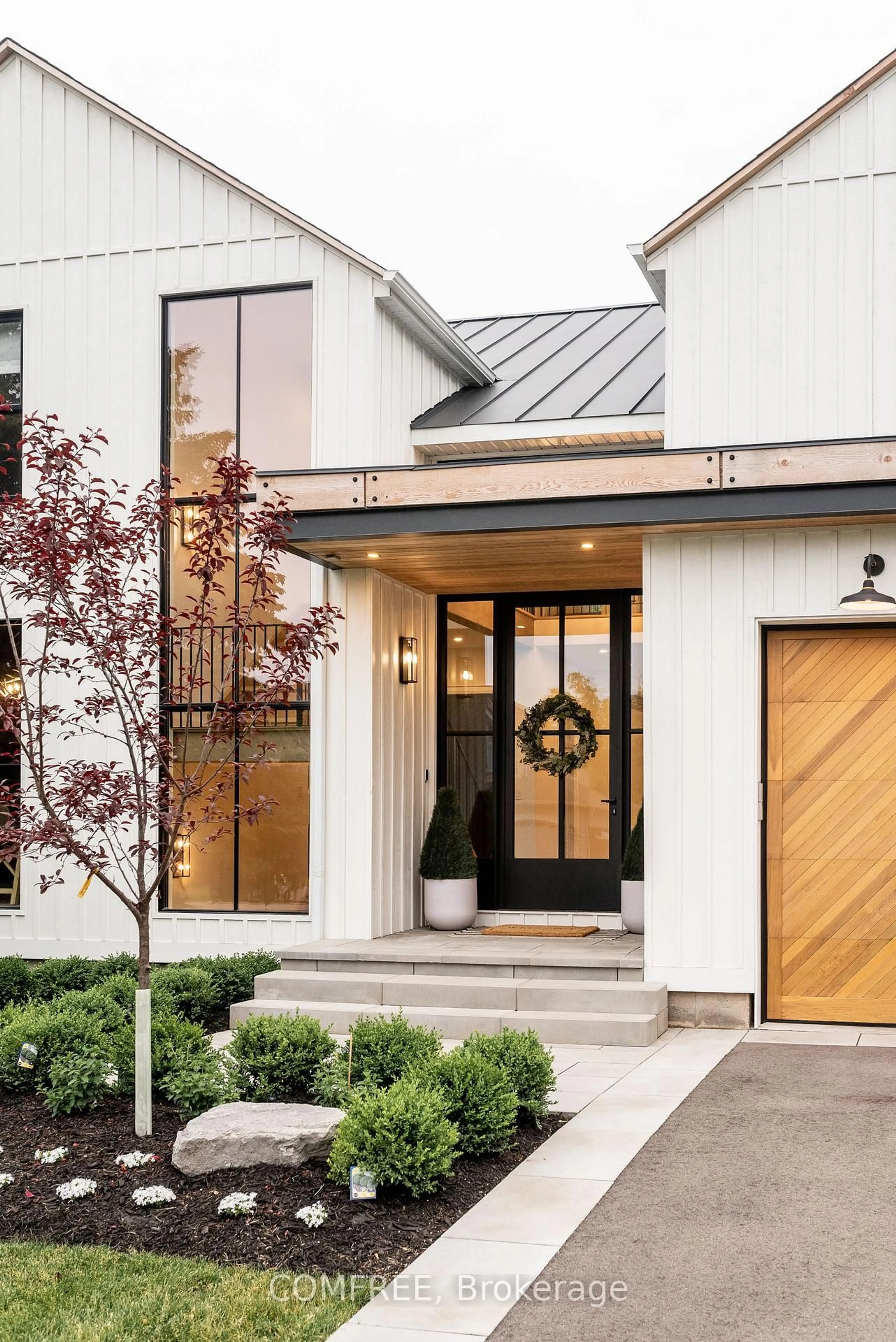 Indoor entryway for 1114 TRUMAN Ave, Oakville Ontario L6H 1Y8