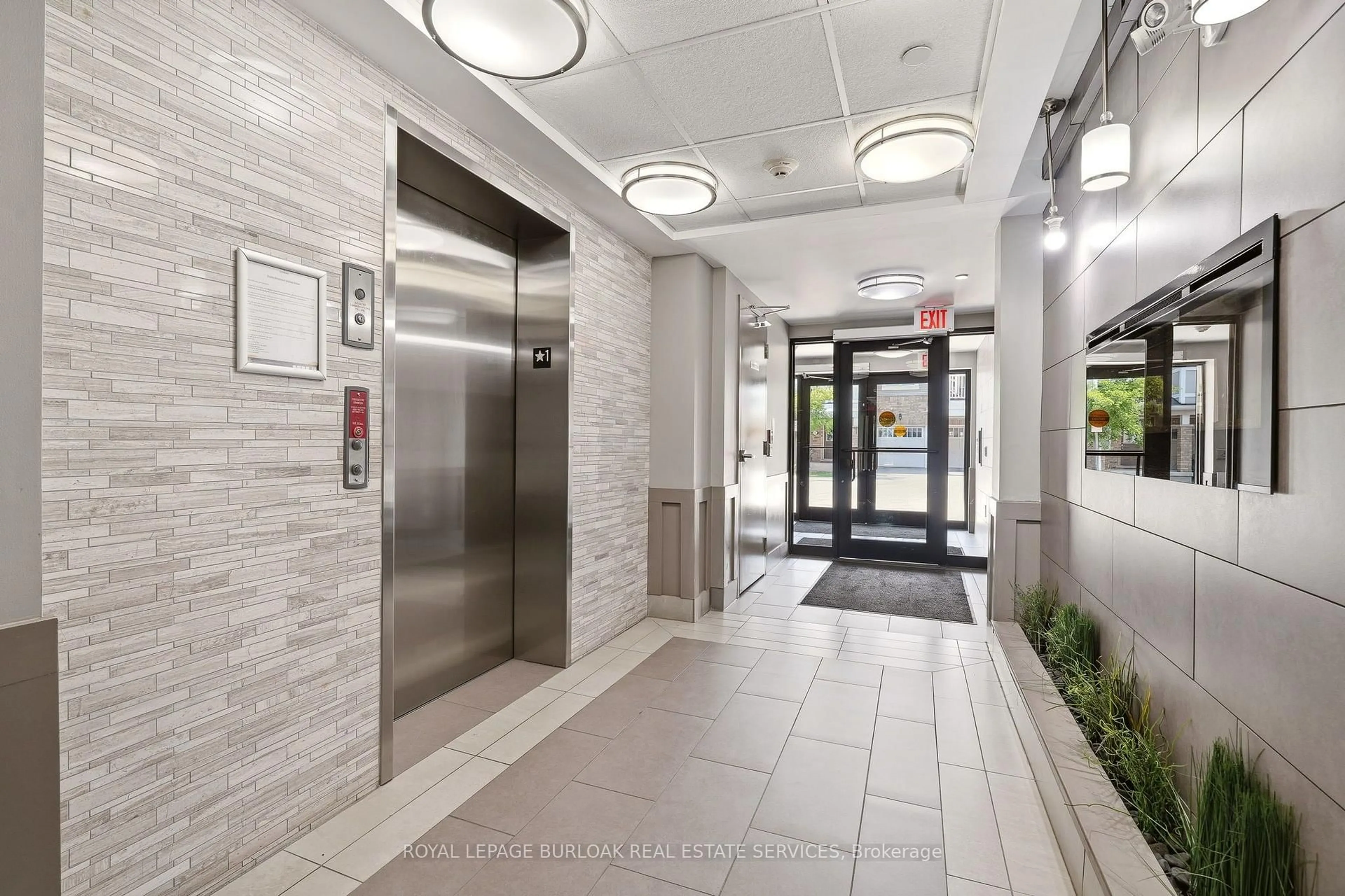 Indoor foyer for 1045 Nadalin Hts #309, Milton Ontario L9T 8R5