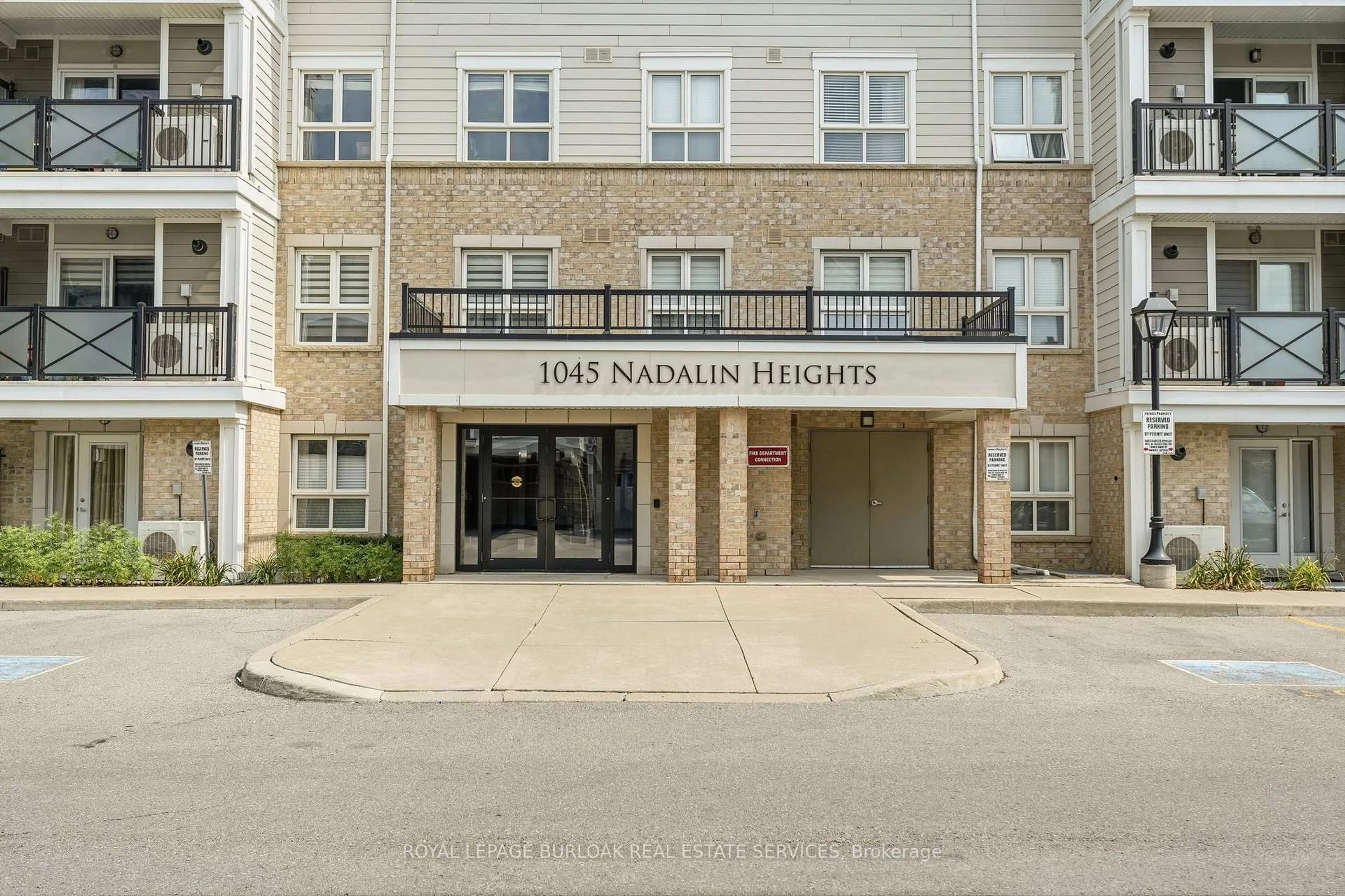 Indoor foyer for 1045 Nadalin Hts #309, Milton Ontario L9T 8R5