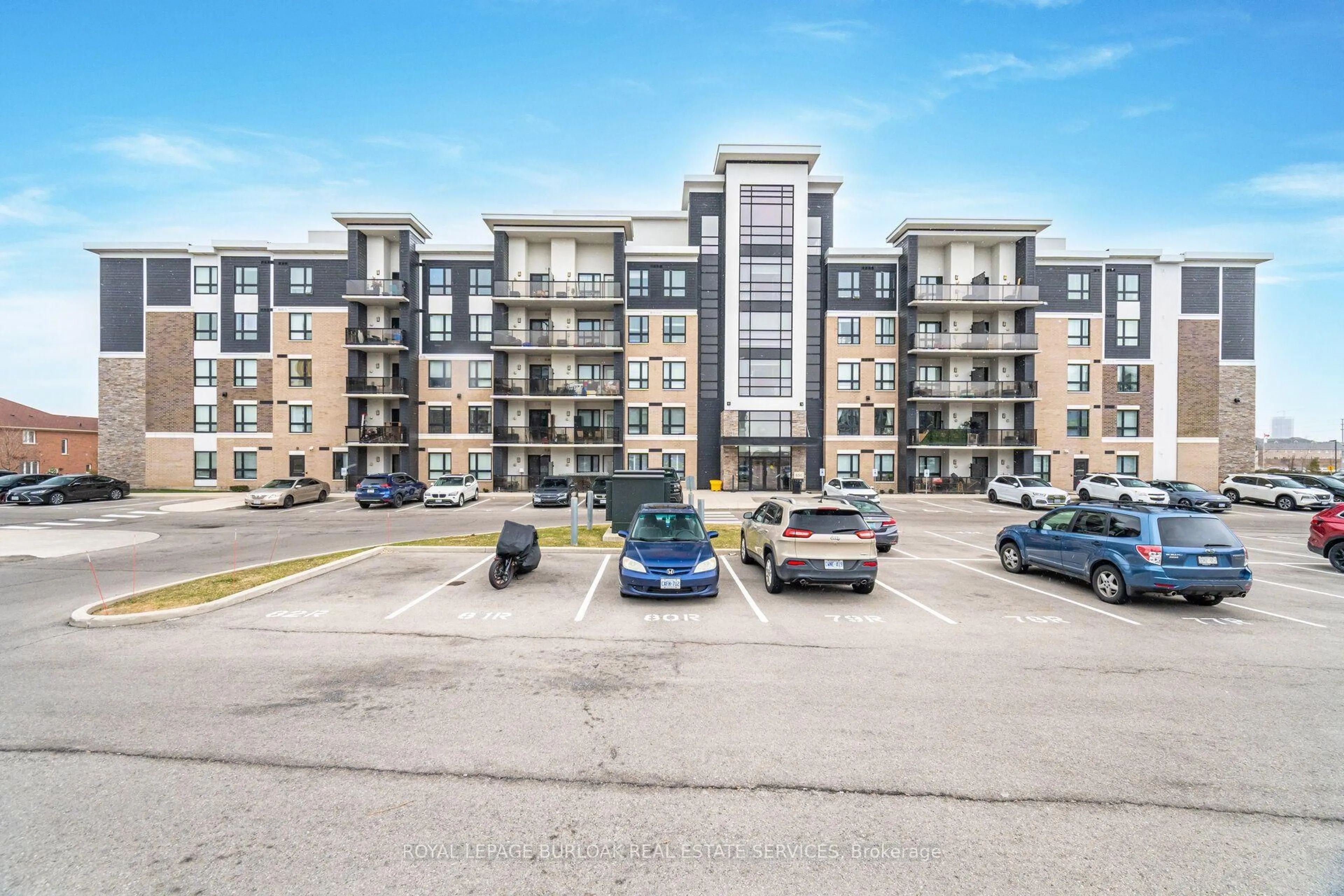 A pic from outside/outdoor area/front of a property/back of a property/a pic from drone, building for 650 Sauve St #107, Milton Ontario L9T 9A8