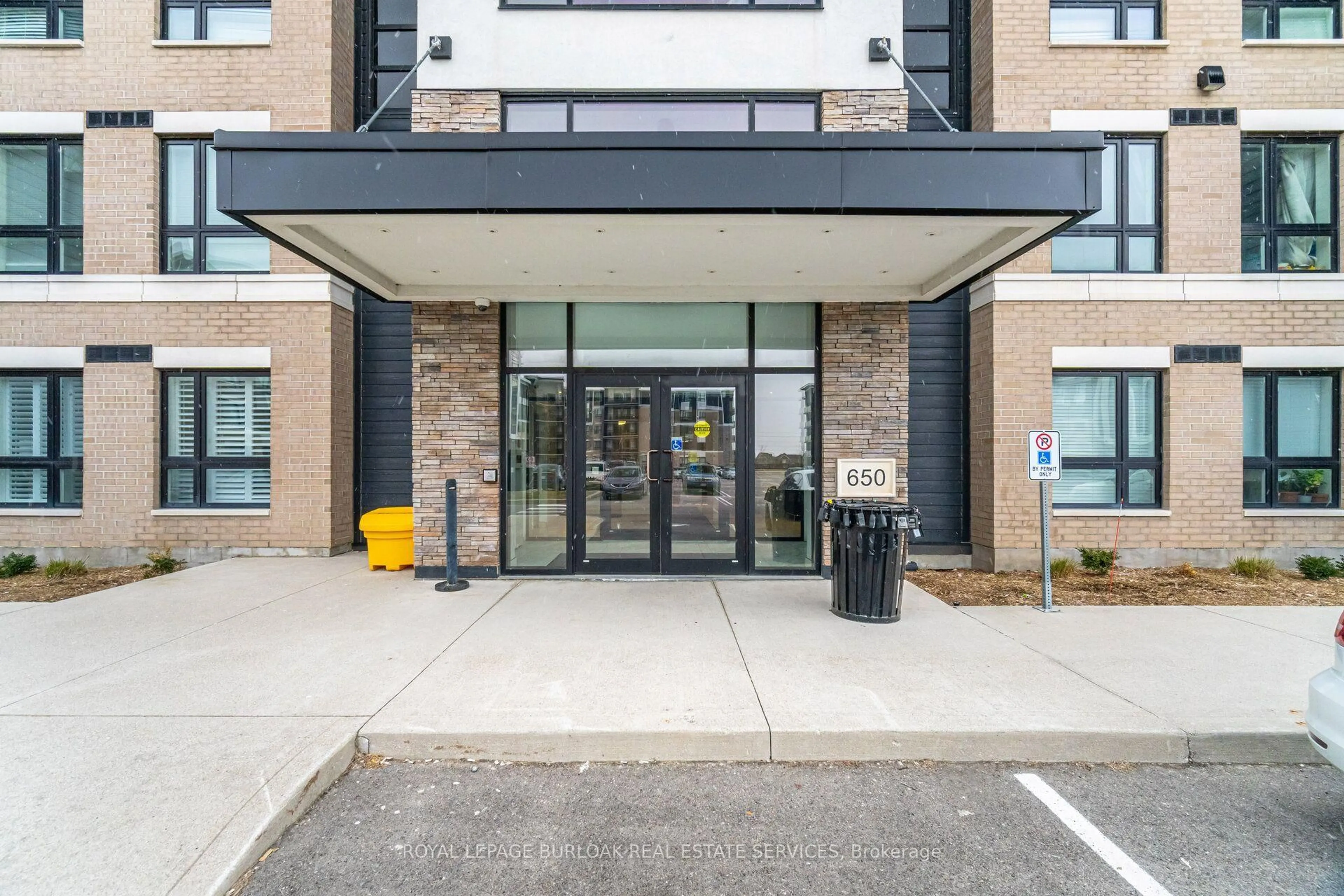 Indoor foyer for 650 Sauve St #107, Milton Ontario L9T 9A8