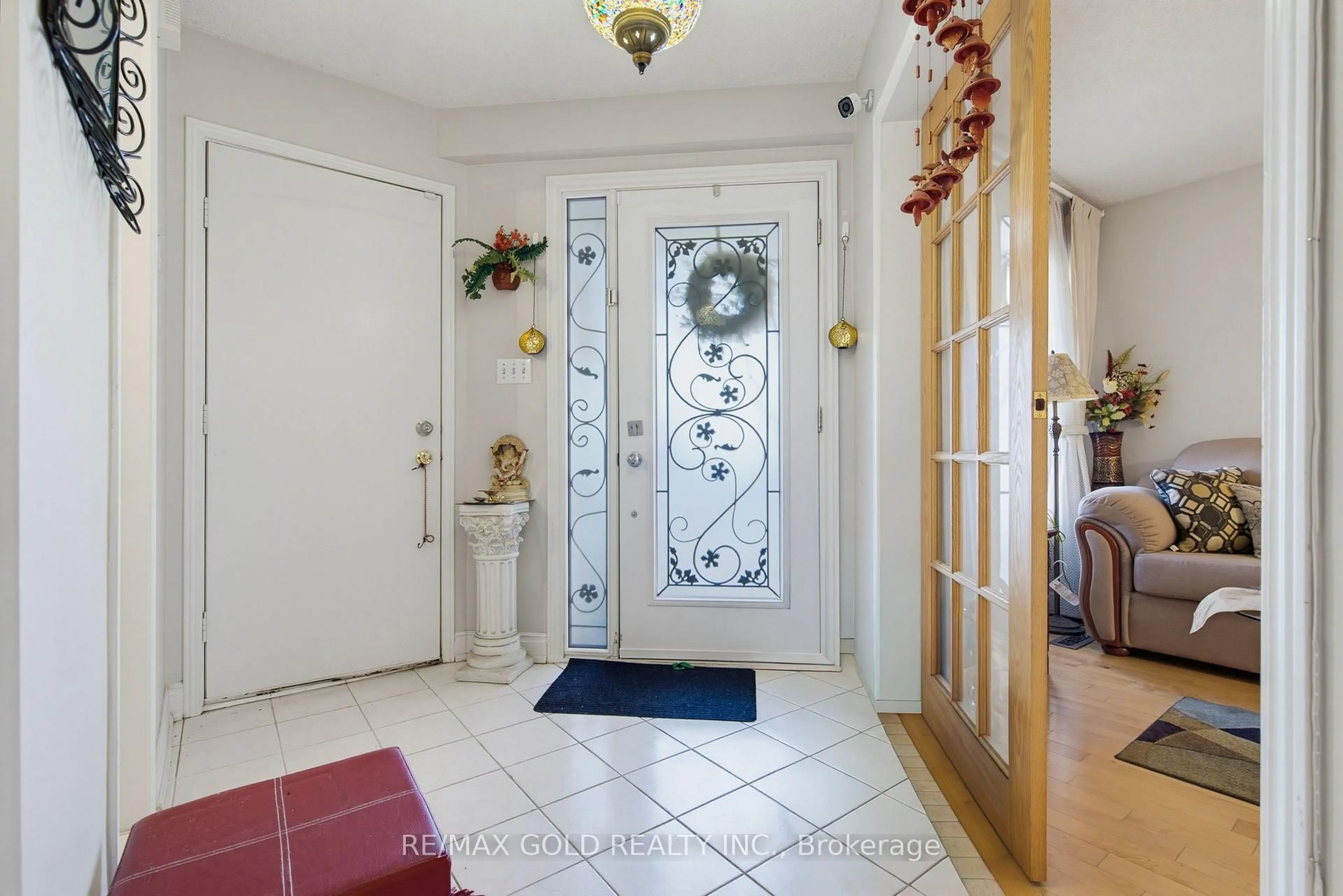Indoor entryway for 51 Alaskan Summit Crt, Brampton Ontario L6R 1N9