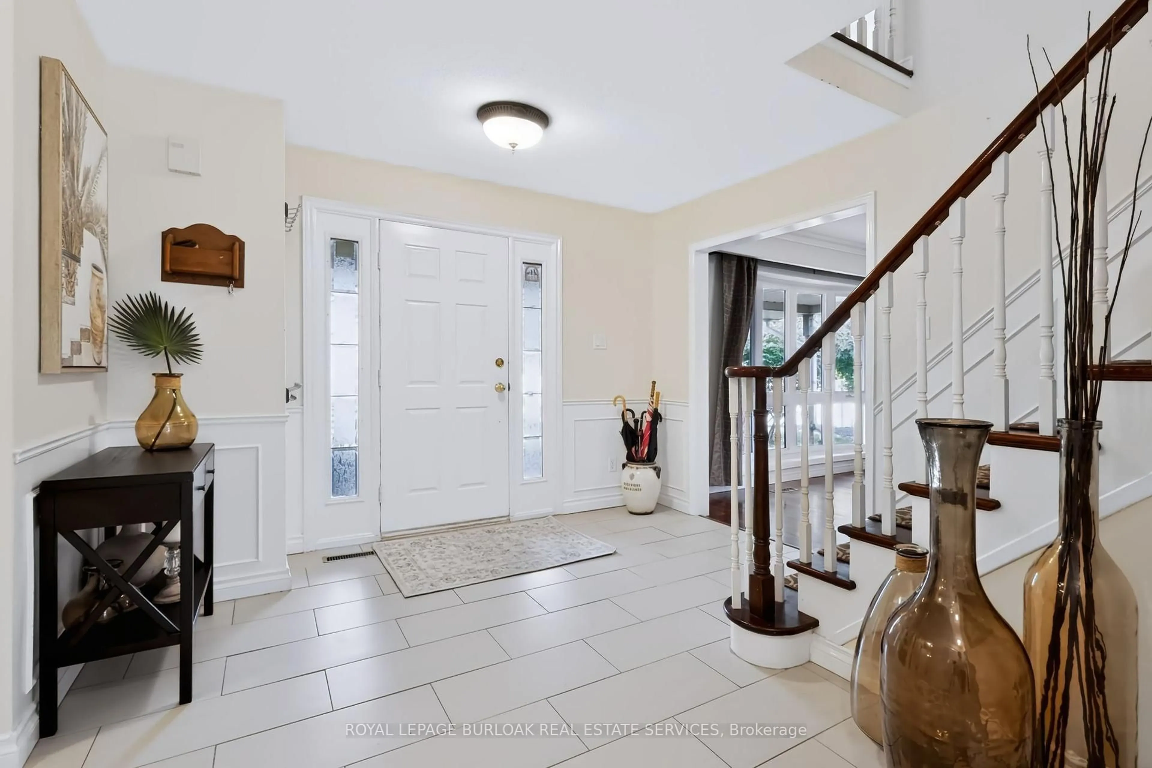Indoor foyer for 4248 Dunvegan Rd, Burlington Ontario L7L 1P8