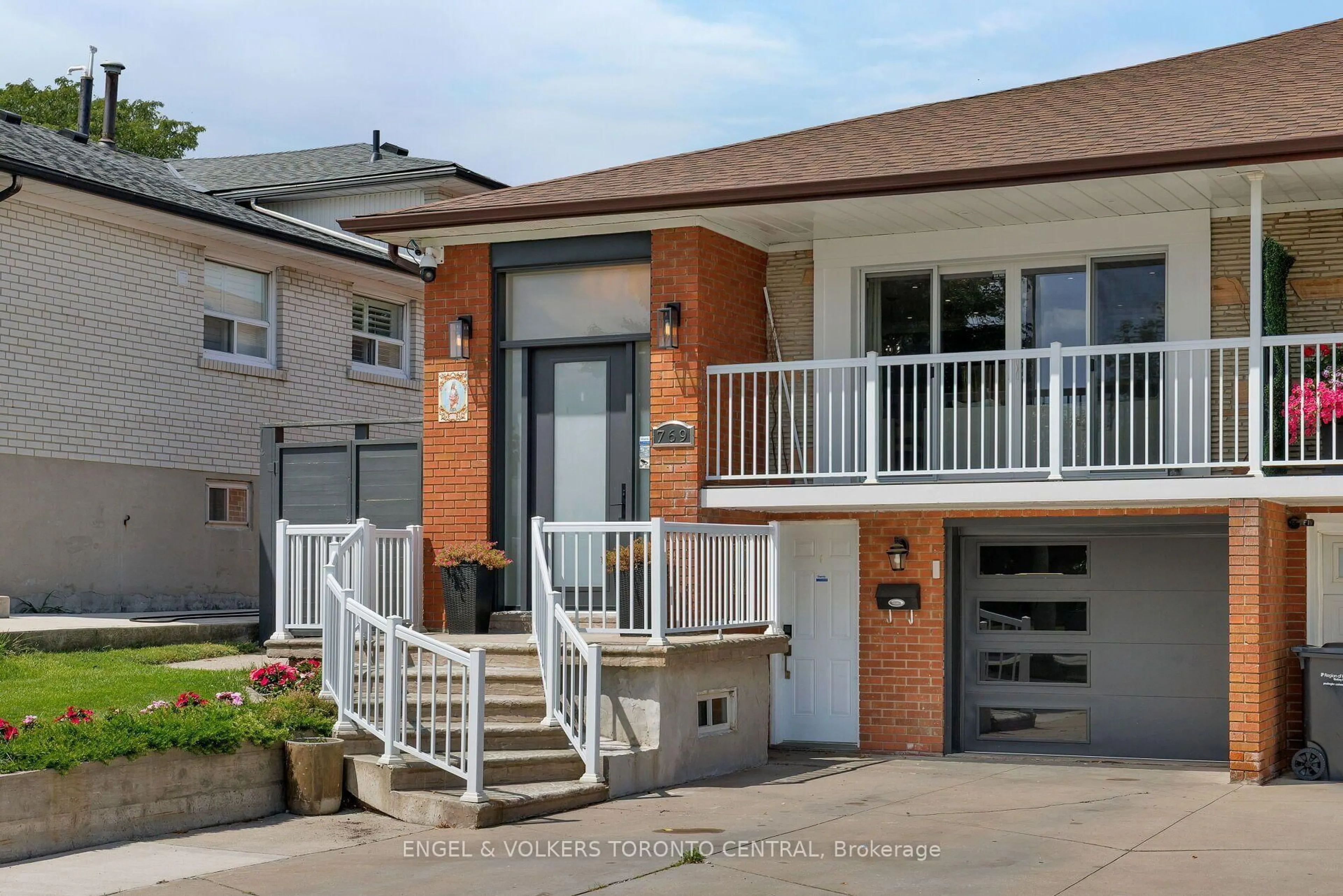 Home with brick exterior material, street for 769 Annamore Rd, Mississauga Ontario L4Y 2V6