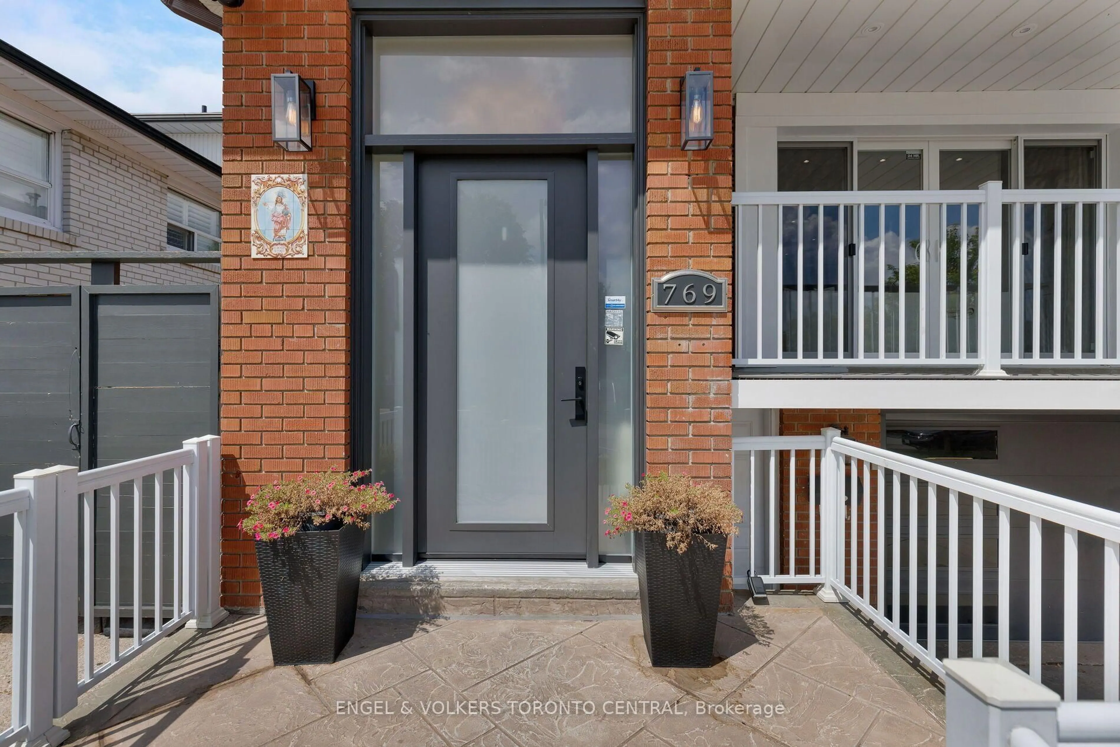 Indoor entryway for 769 Annamore Rd, Mississauga Ontario L4Y 2V6