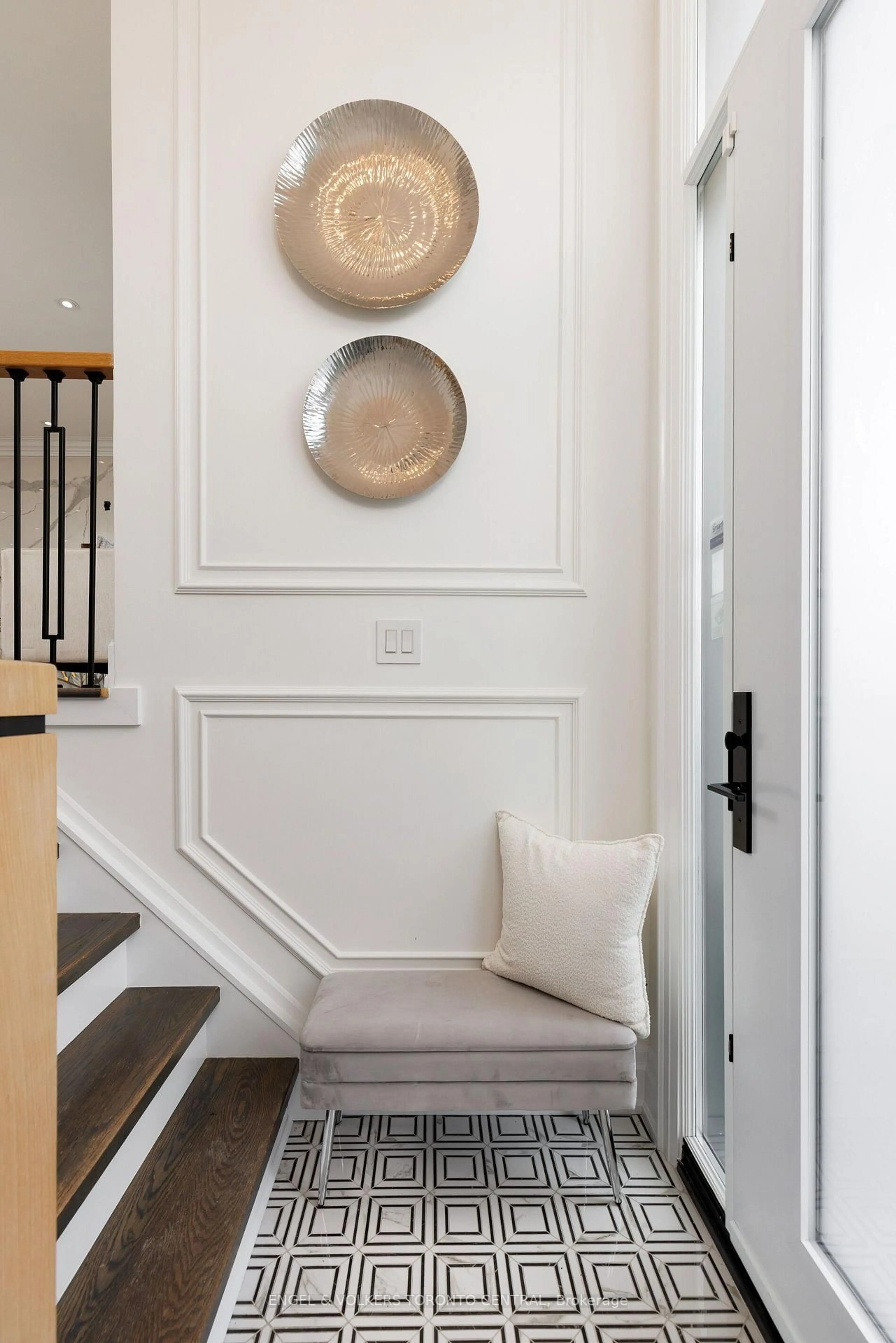 Indoor entryway for 769 Annamore Rd, Mississauga Ontario L4Y 2V6