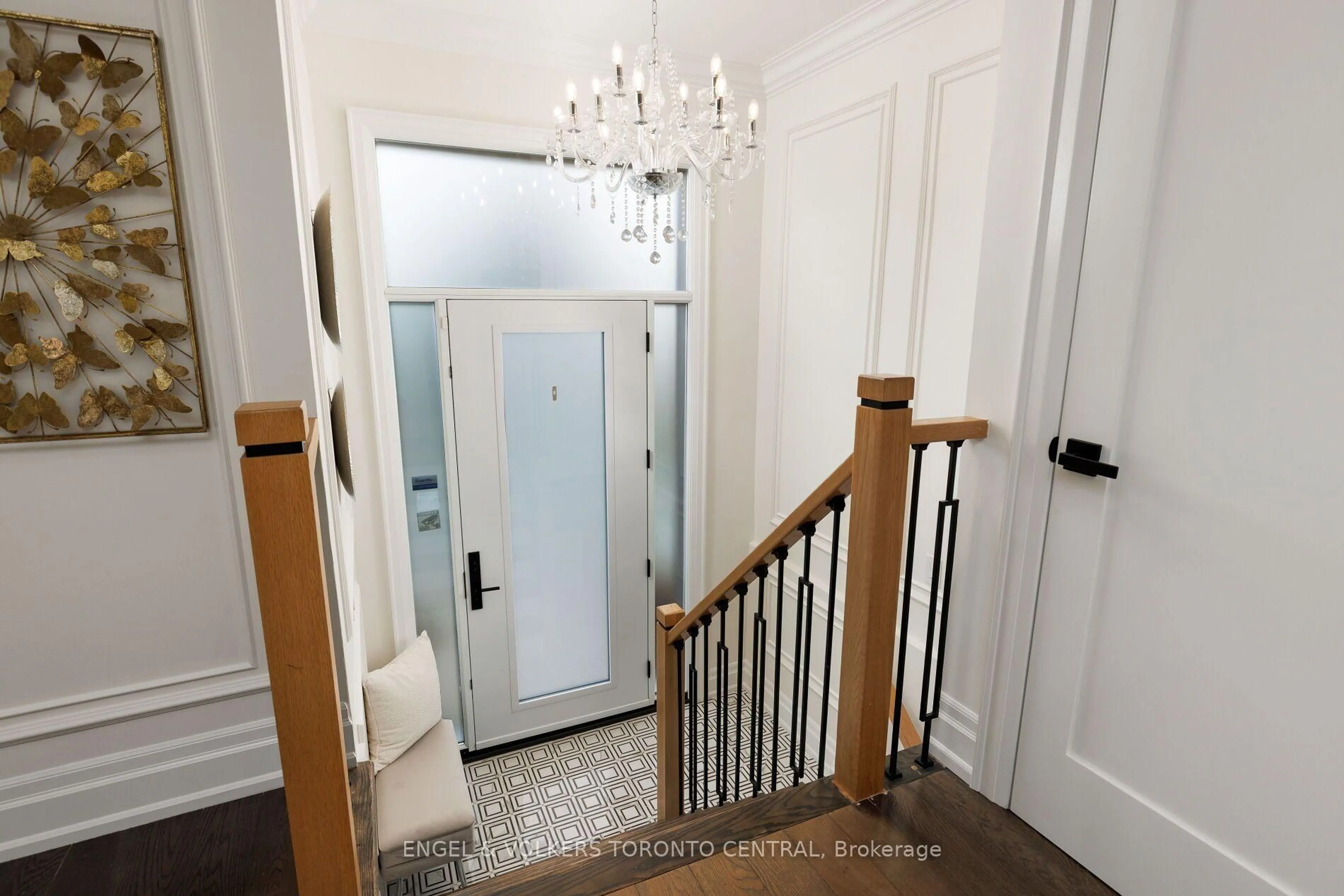 Indoor entryway for 769 Annamore Rd, Mississauga Ontario L4Y 2V6
