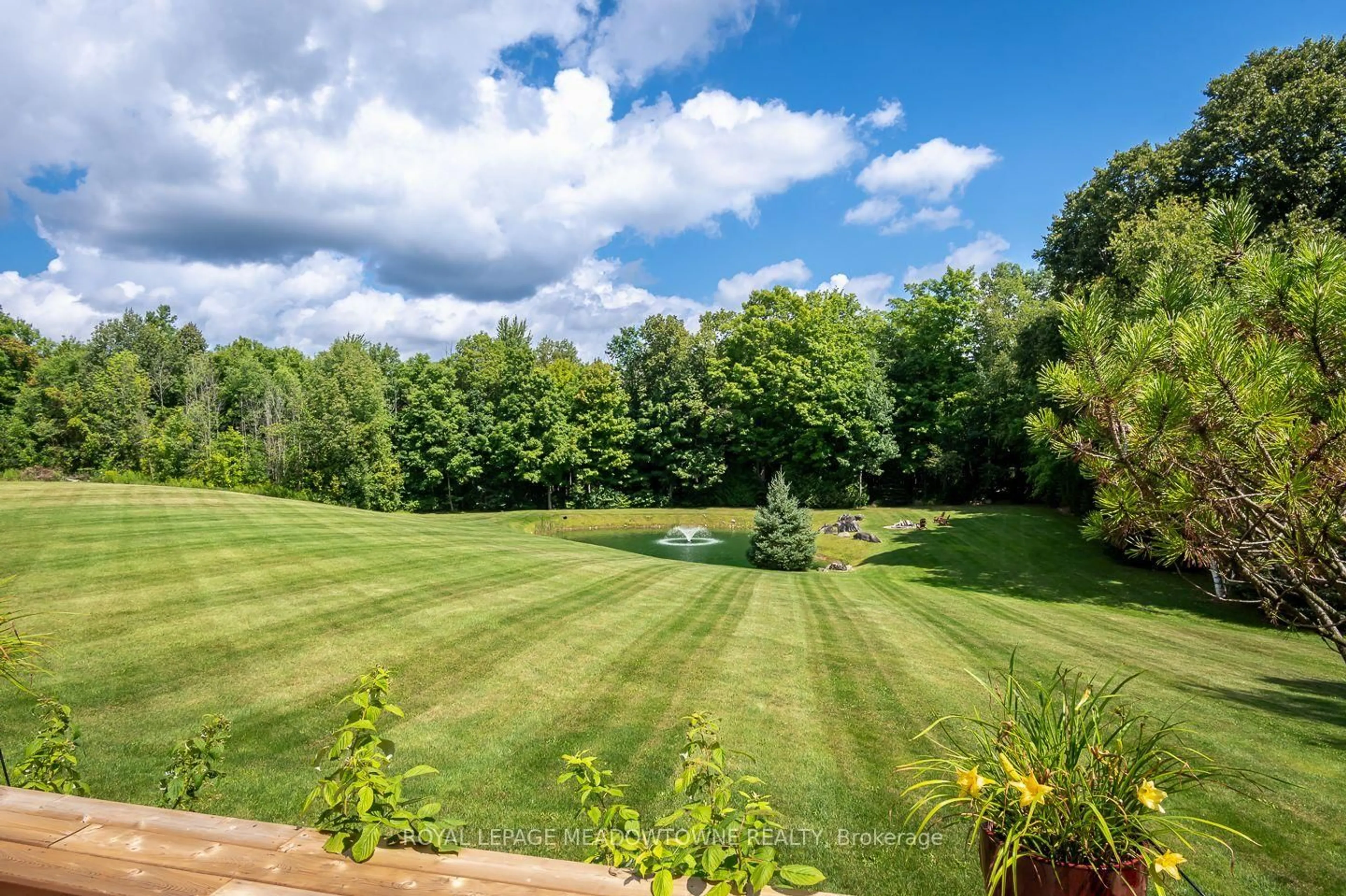 A pic from outside/outdoor area/front of a property/back of a property/a pic from drone, forest/trees view for 4215 Ennisclare Dr, Milton Ontario N0B 2K0