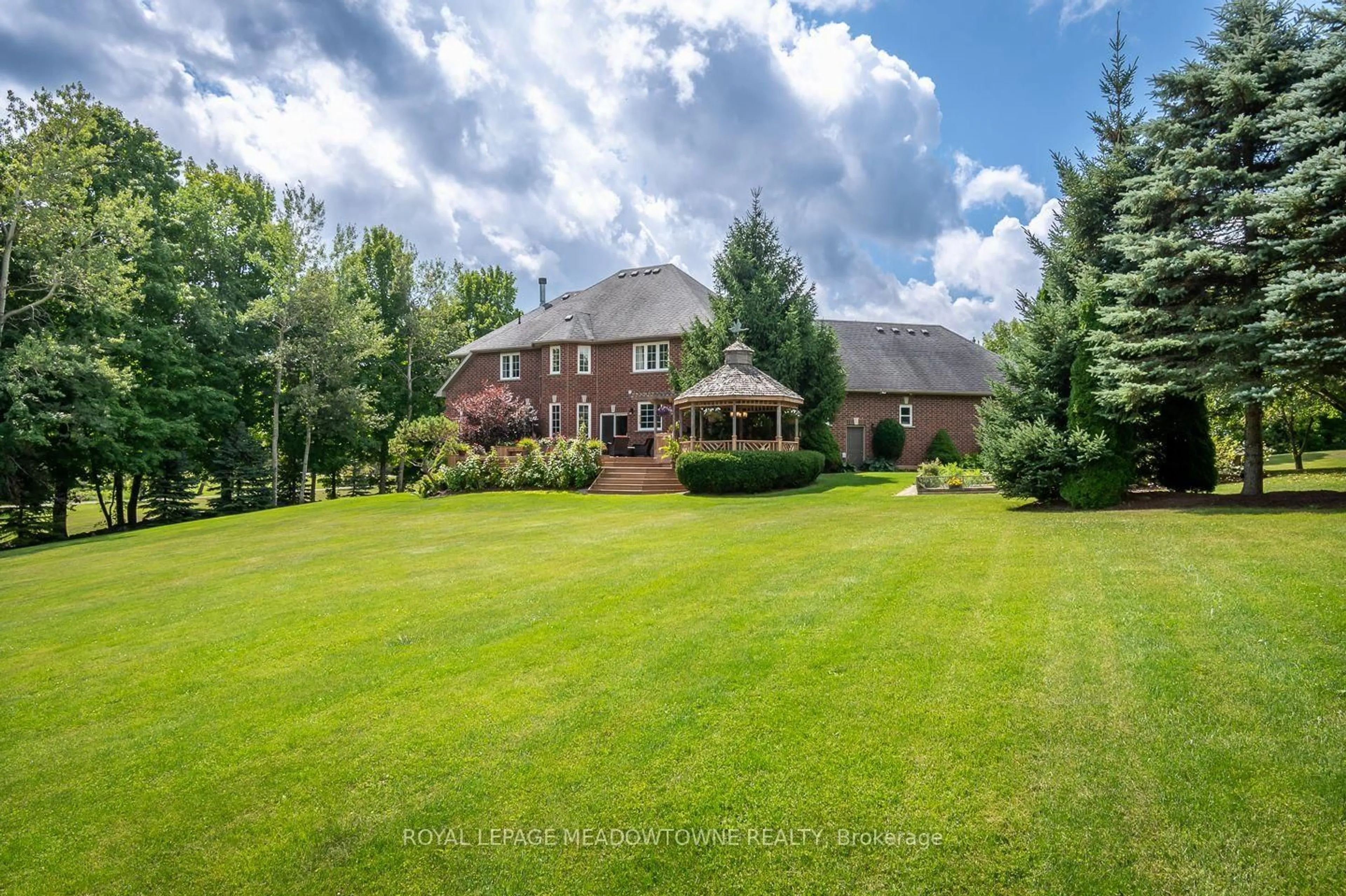 A pic from outside/outdoor area/front of a property/back of a property/a pic from drone, unknown for 4215 Ennisclare Dr, Milton Ontario N0B 2K0