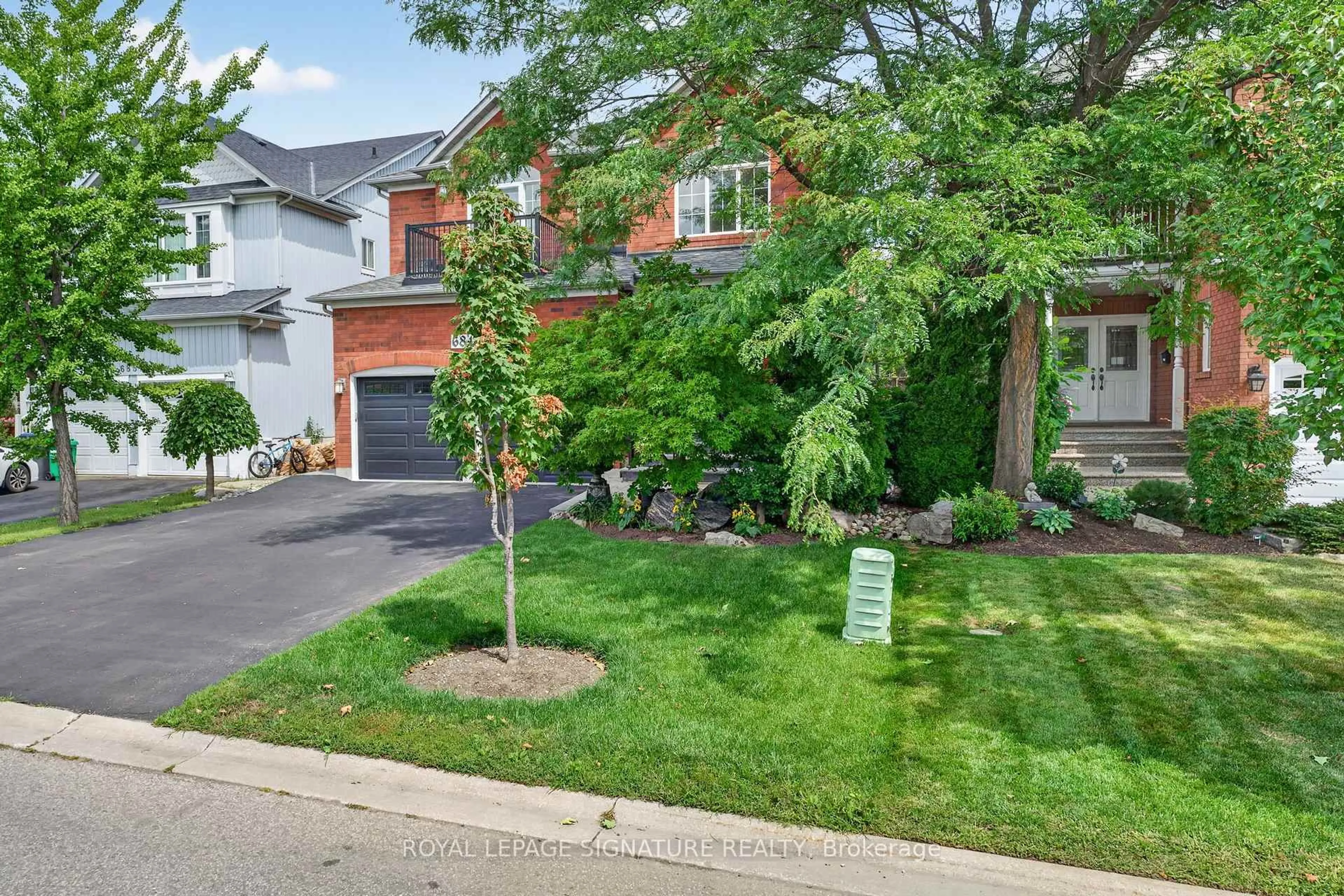 A pic from outside/outdoor area/front of a property/back of a property/a pic from drone, street for 6847 Simpson Pioneer Tr, Mississauga Ontario L5W 1A9