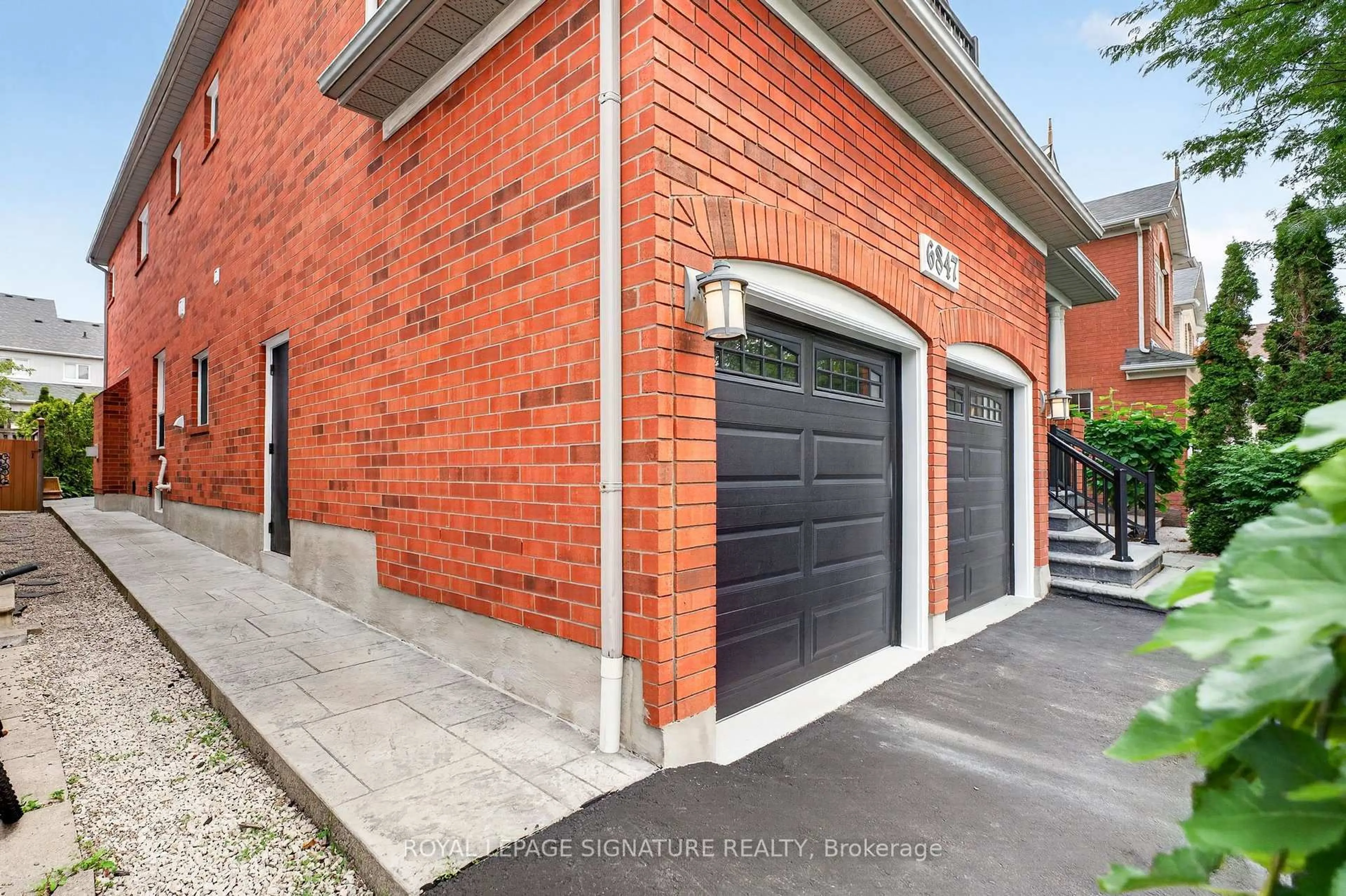 Home with brick exterior material, street for 6847 Simpson Pioneer Tr, Mississauga Ontario L5W 1A9