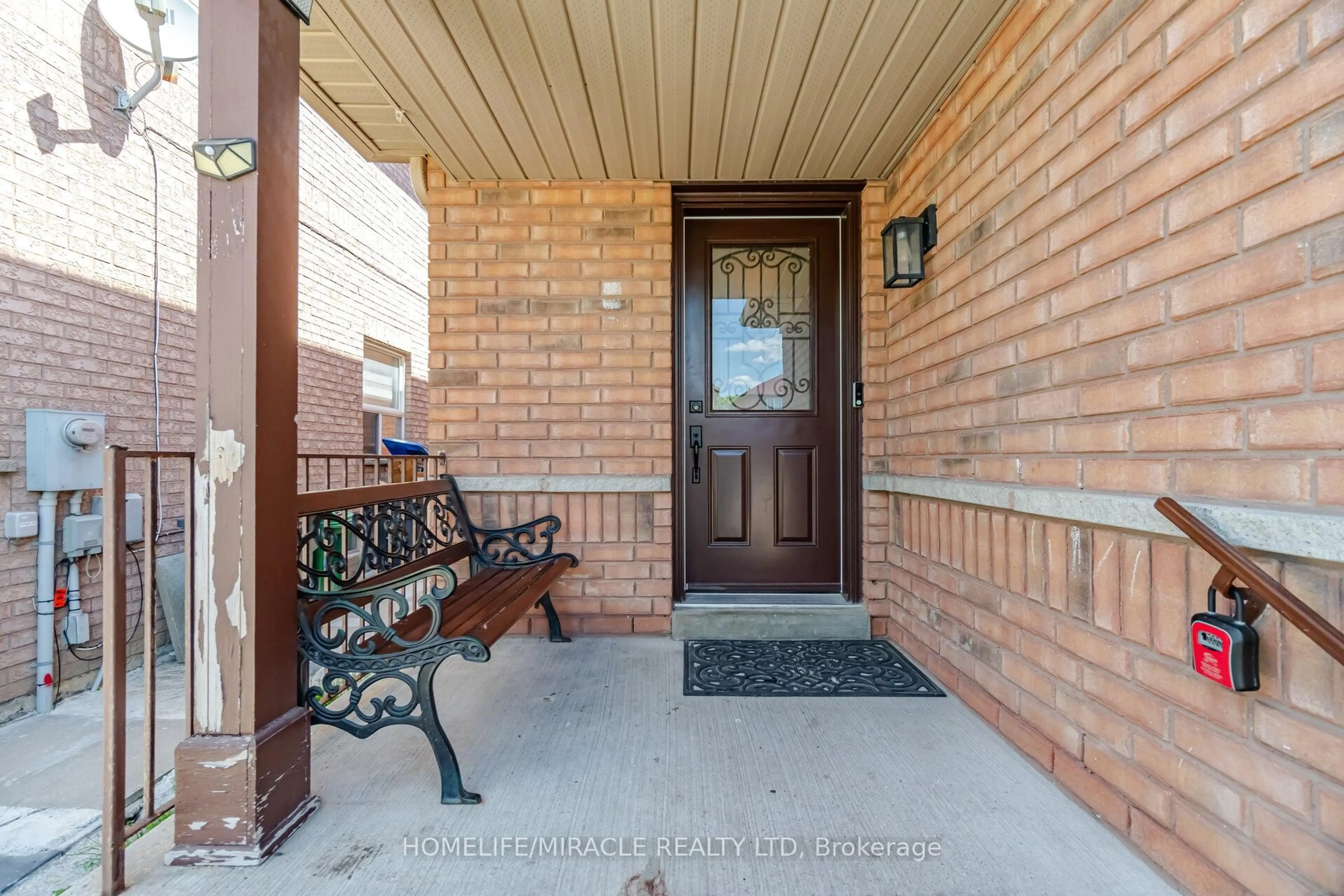 Indoor entryway for 45 Ridgefield Crt, Brampton Ontario L6P 1B4