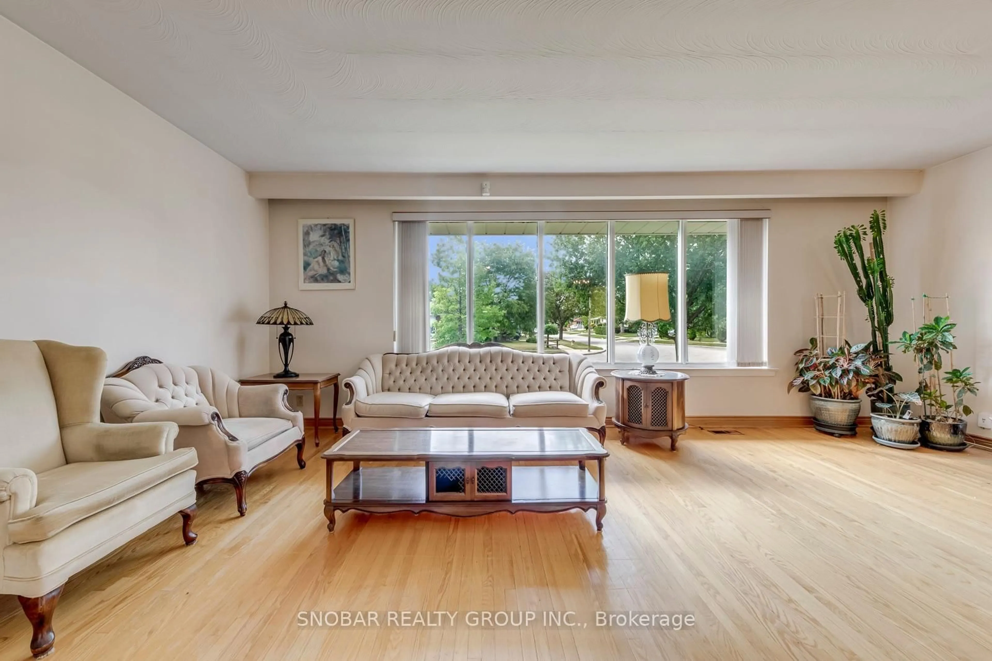 Living room with furniture, unknown for 22 Thelmere Pl, Toronto Ontario M9R 2B7