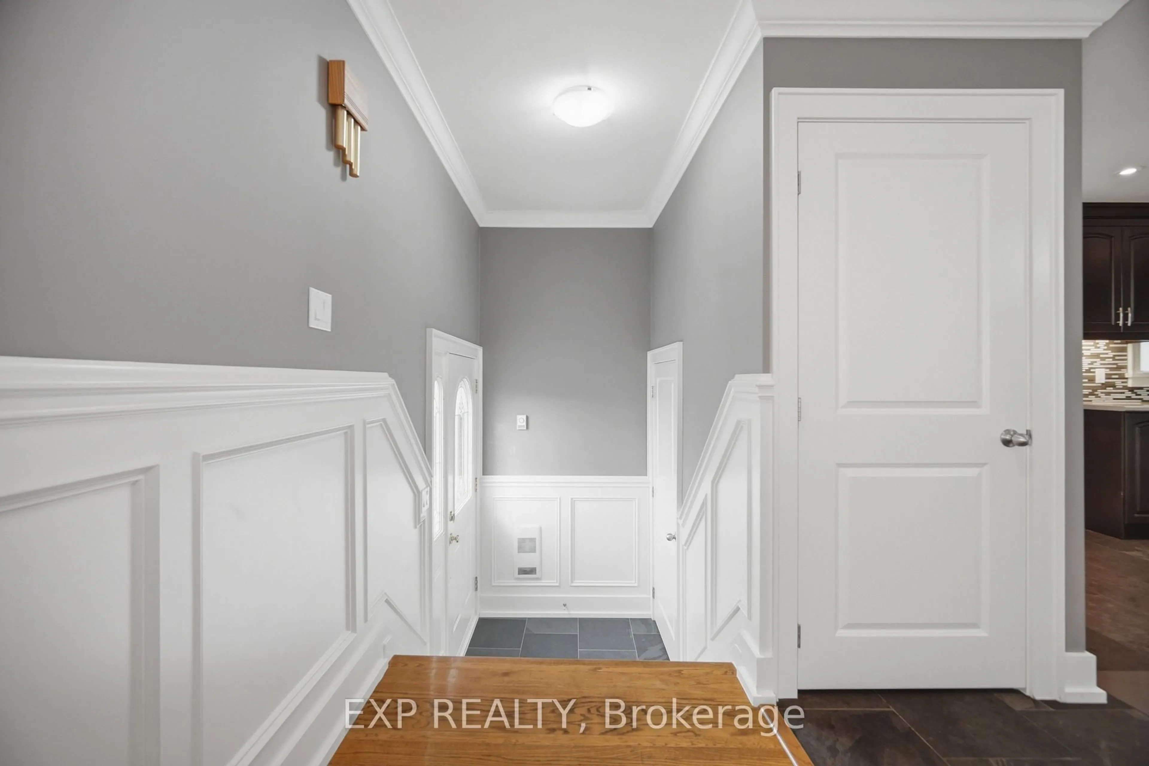 Indoor entryway for 106 Hanson Rd, Mississauga Ontario L5B 2E4