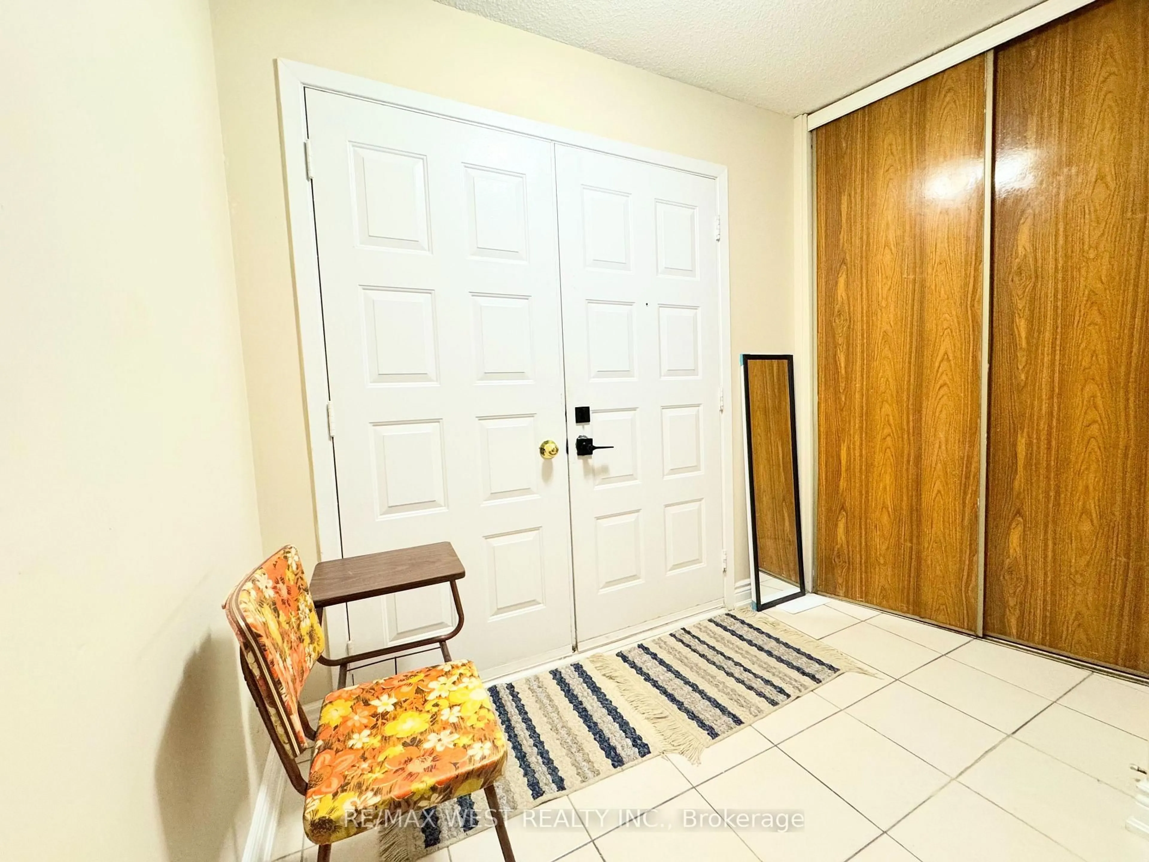 Indoor entryway for 26 Brownridge Cres, Toronto Ontario M9V 4M5