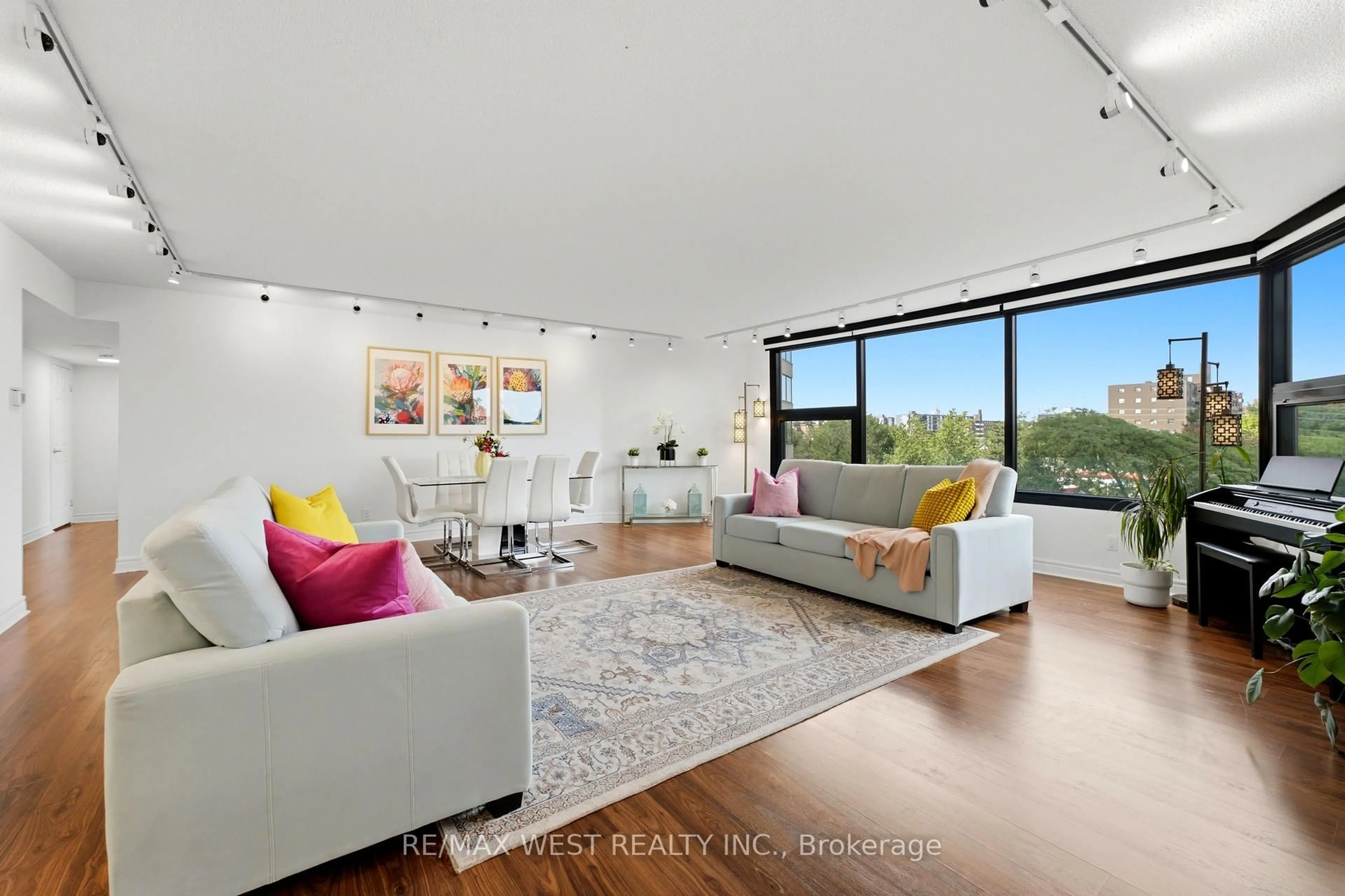 Living room with furniture, unknown for 1300 Bloor St #504, Mississauga Ontario L4Y 3Z2