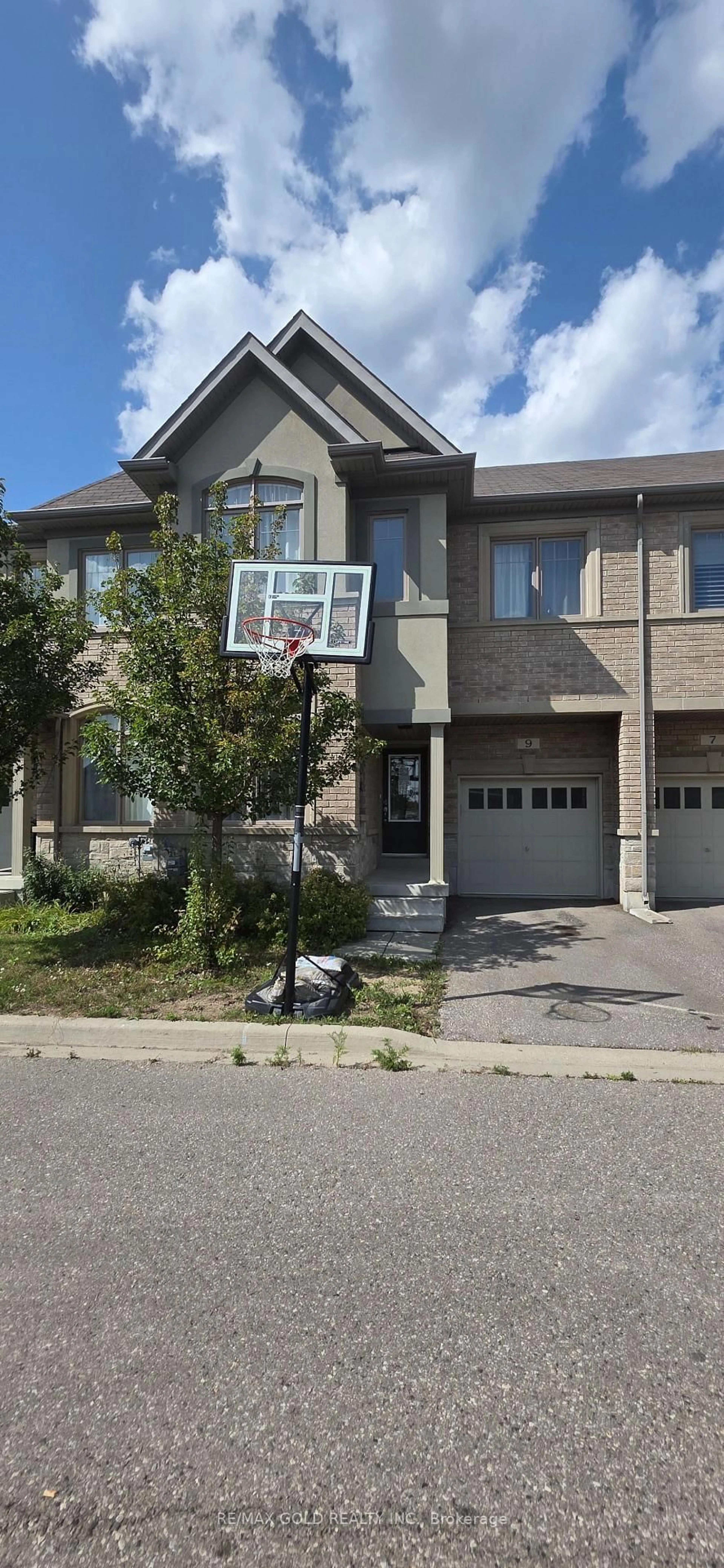 Unknown for 9 Oliana Way, Brampton Ontario L6Y 6G8