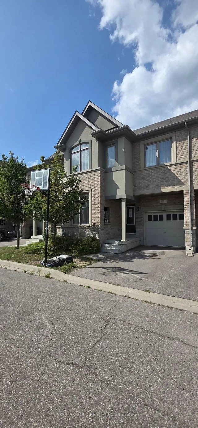 9 Oliana Way, Brampton 2