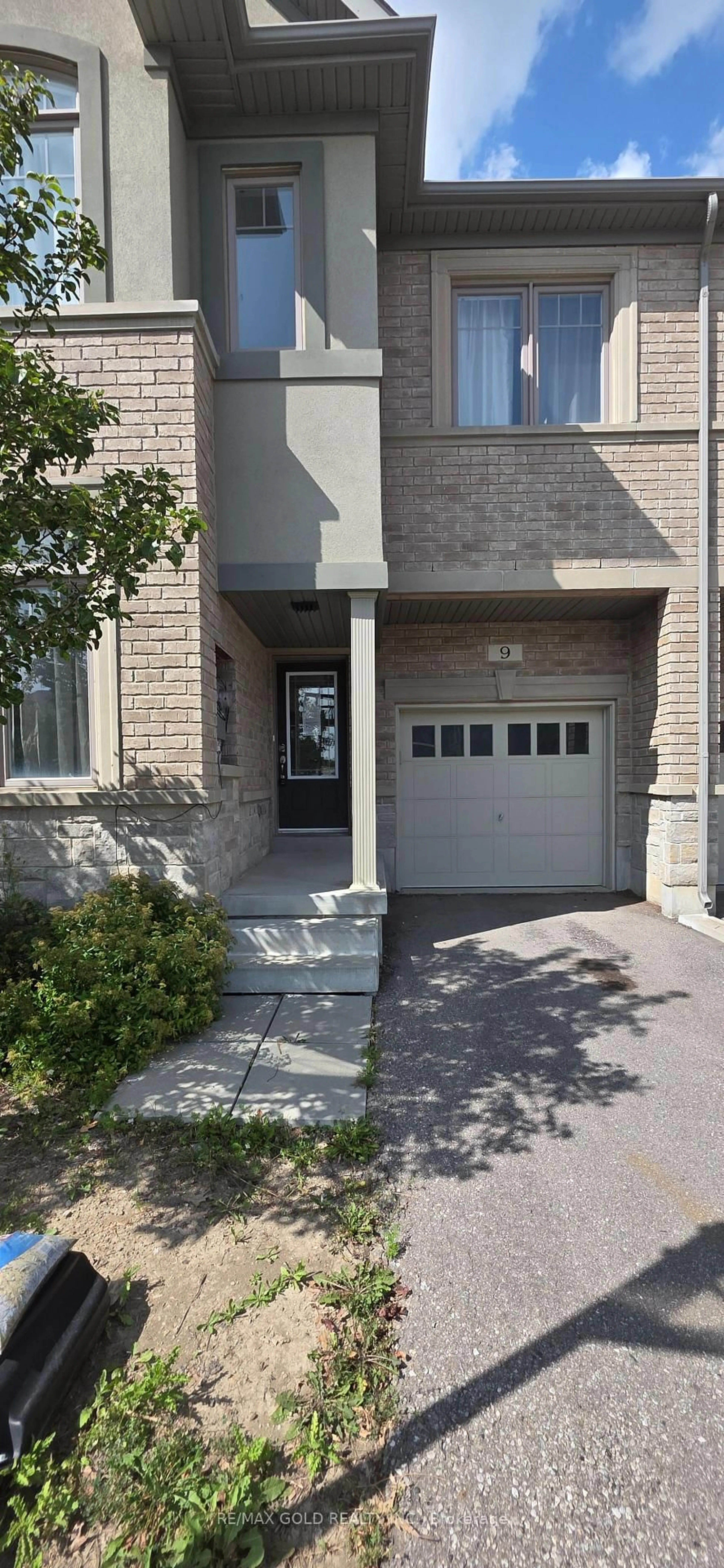 Unknown for 9 Oliana Way, Brampton Ontario L6Y 6G8