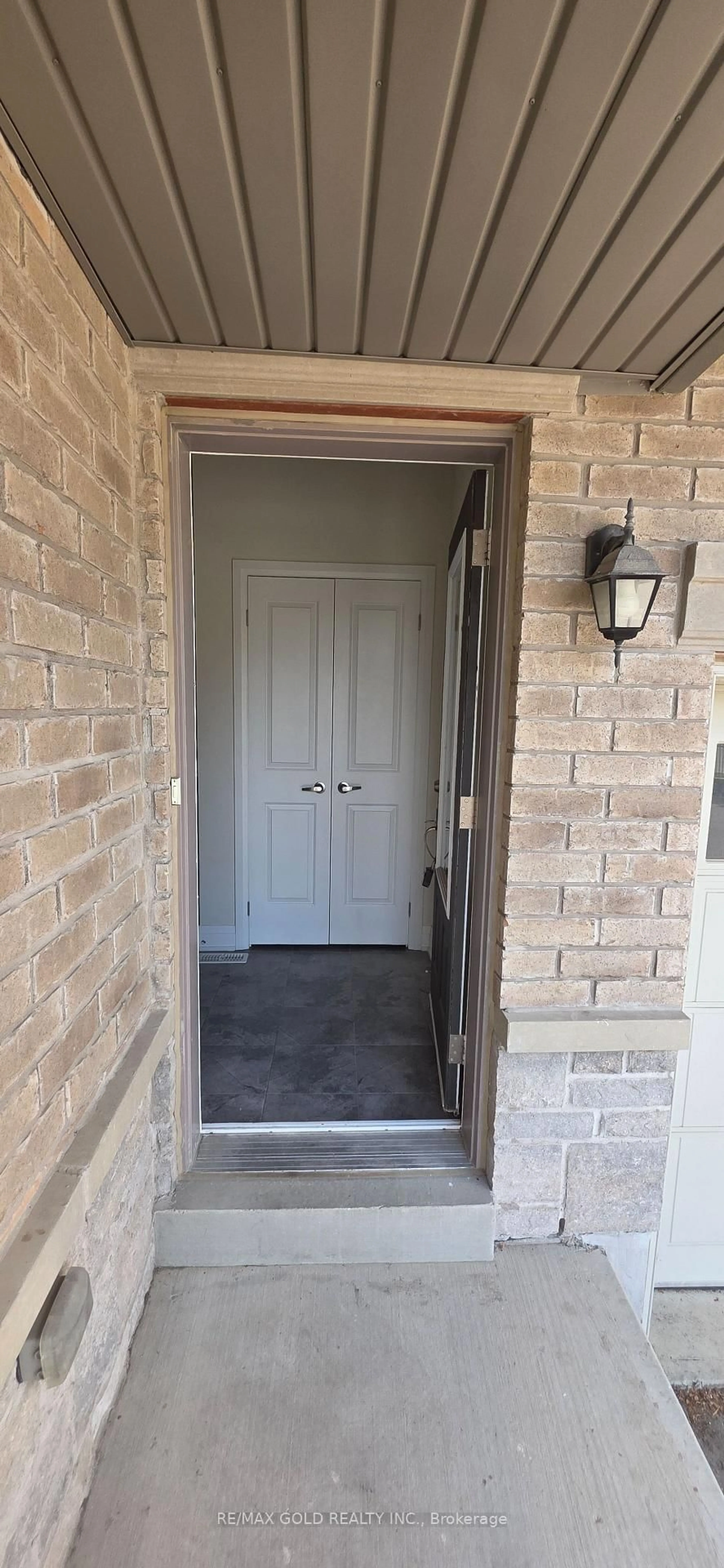 Indoor entryway for 9 Oliana Way, Brampton Ontario L6Y 6G8