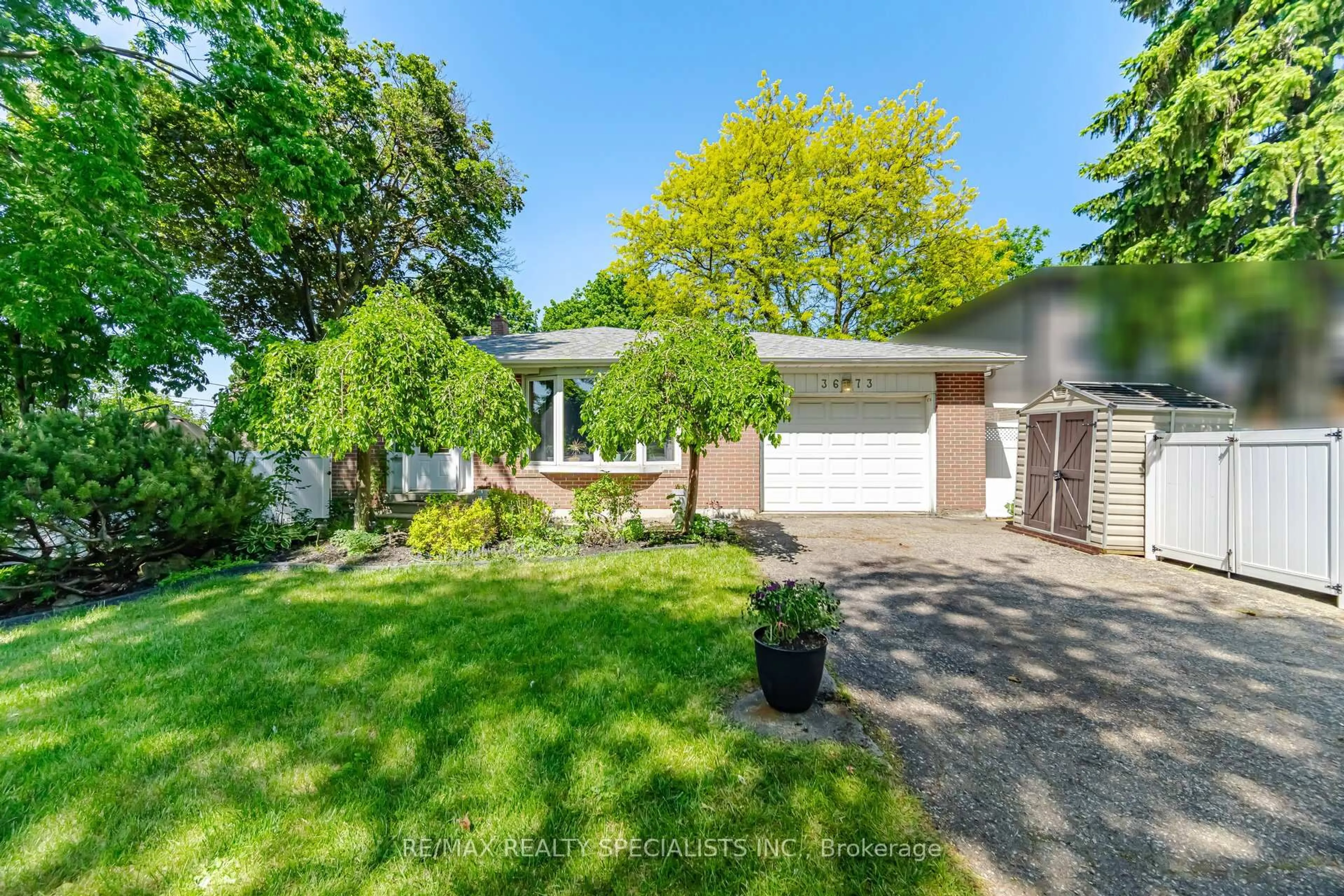 A pic from outside/outdoor area/front of a property/back of a property/a pic from drone, street for 3673 Fieldgate Dr, Mississauga Ontario L4X 2J8